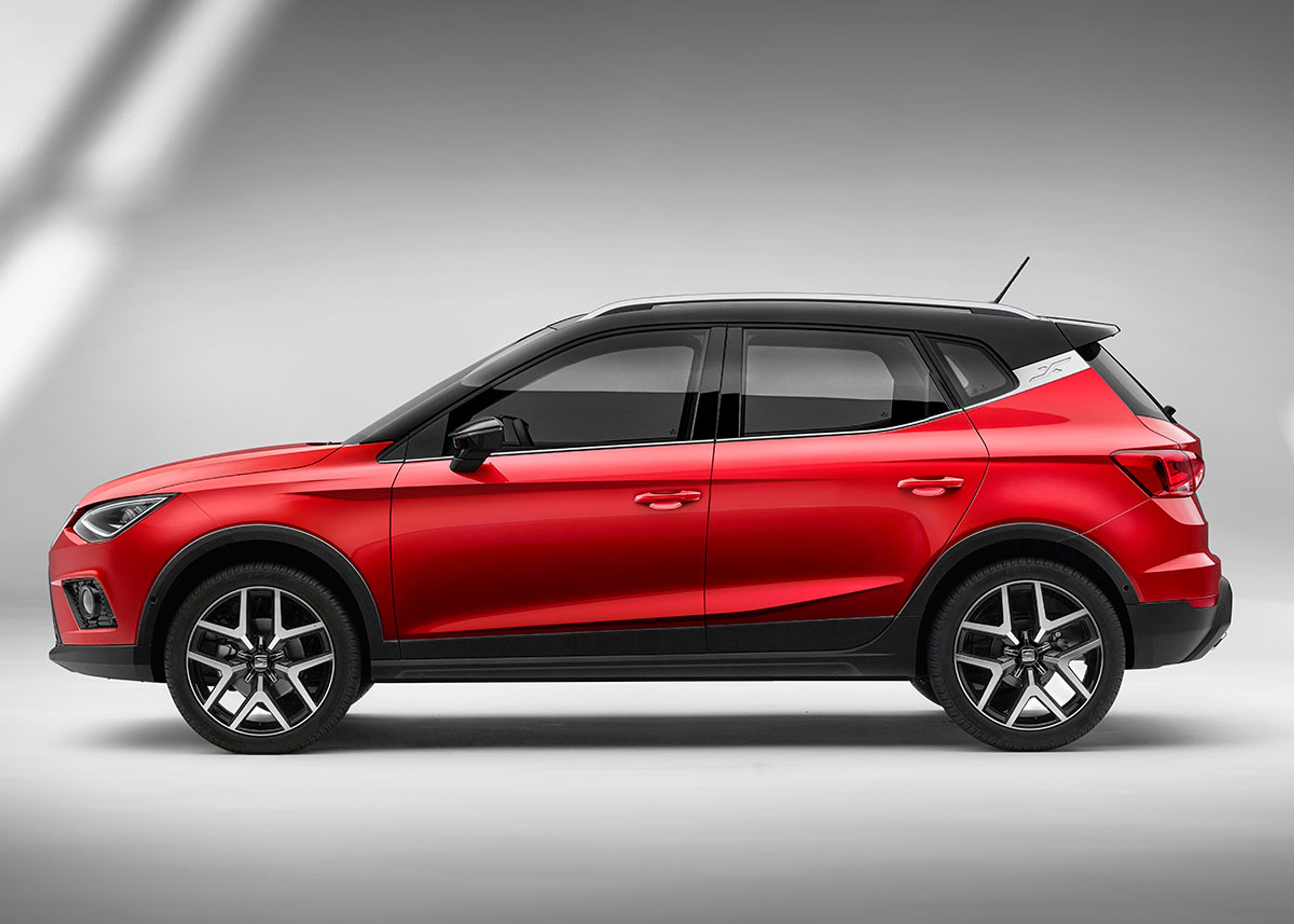 Arona kører lige ind i den lille crossoverklasse, hvor bilerne er omkring 4,15 meter lange - ca. 15 cm mere end de almindelige minibiler, de er baseret på.