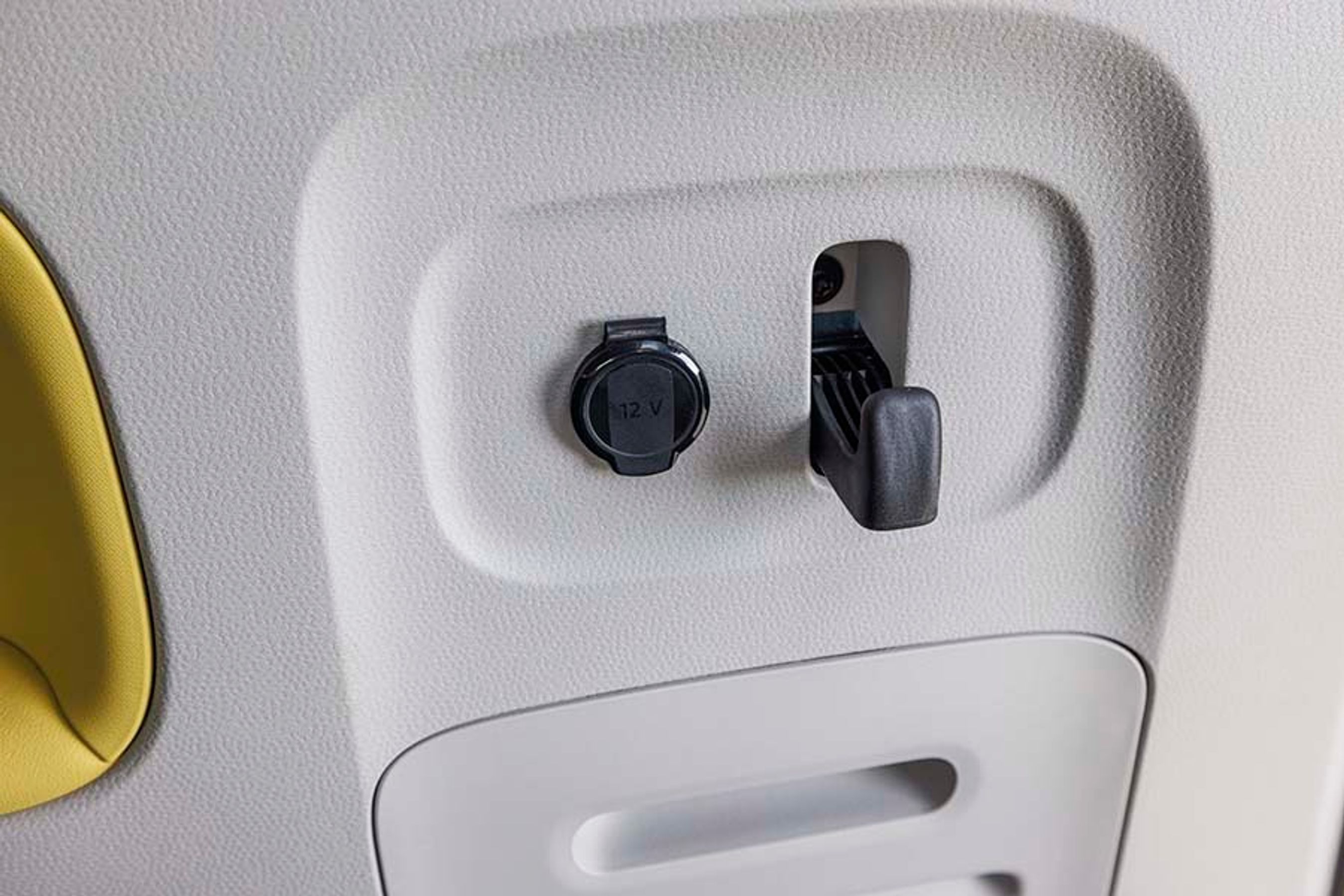 I bagagerummet på VW ID. Buzz finder man også posekrog og 12 Volt-udtag.