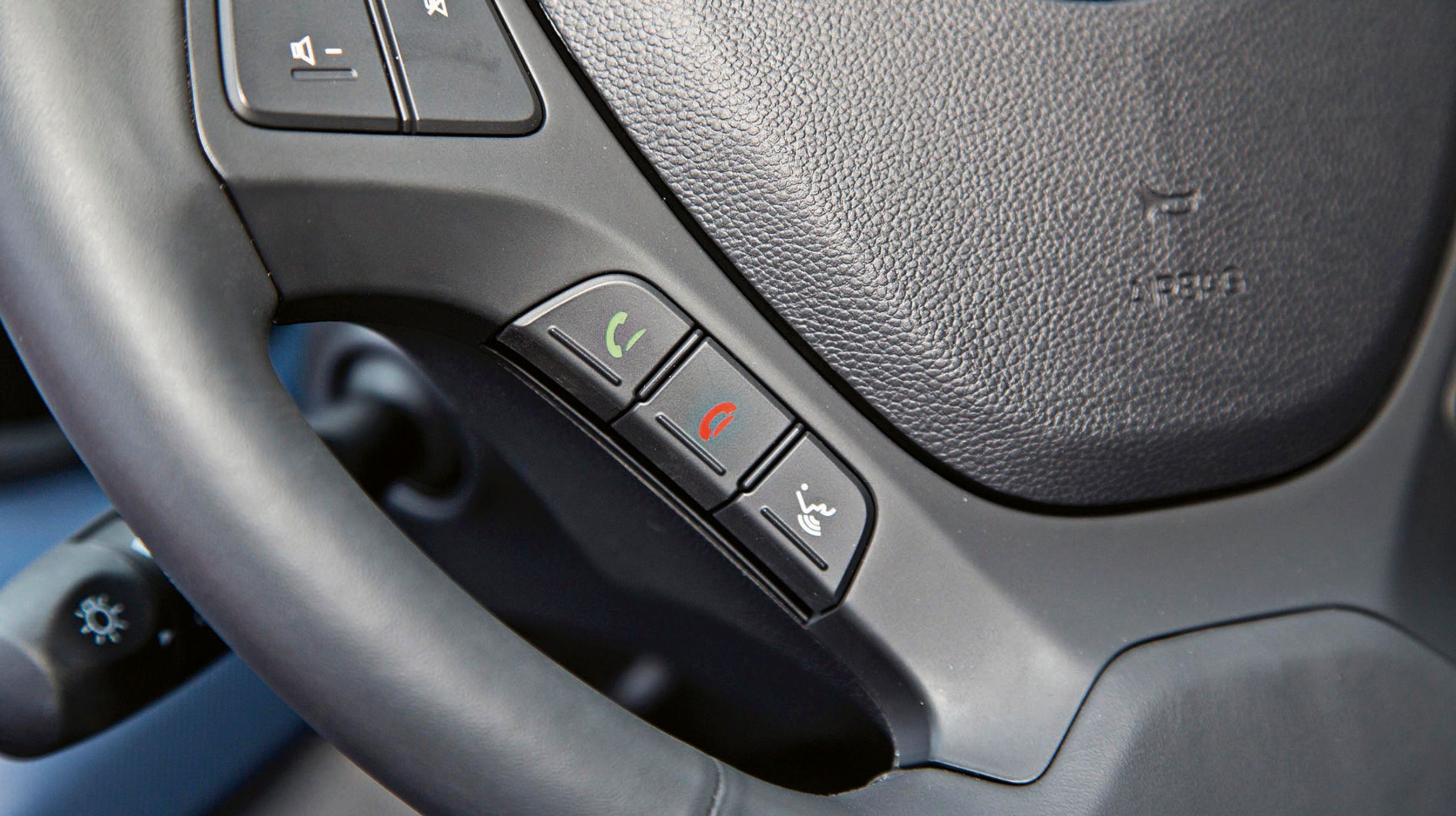 Rat beklædt med kunstlæder er standard. Herfra kan man bl.a. styre telefonen via Bluetooth.