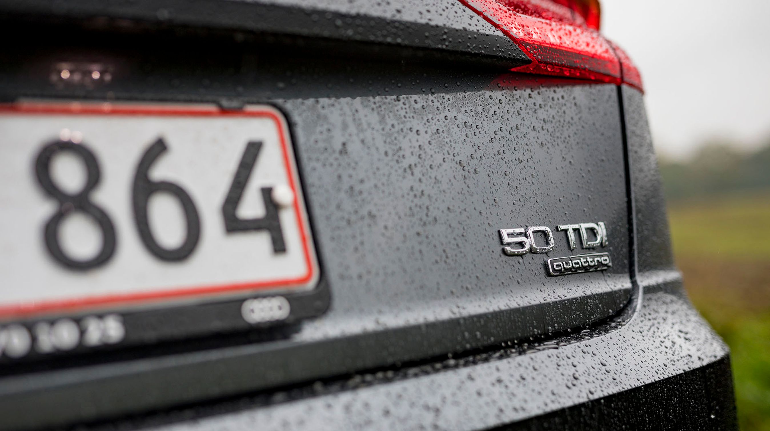 De nye koder for motorstørrelser hos Audi er ikke logiske. Men slår man op i en tabel, så kan man læse, at 50 TDI dækker over en dieselmotor med en effekt i intervallet 286 hk til 332 hk. Denne udgave har netop 286 hk.