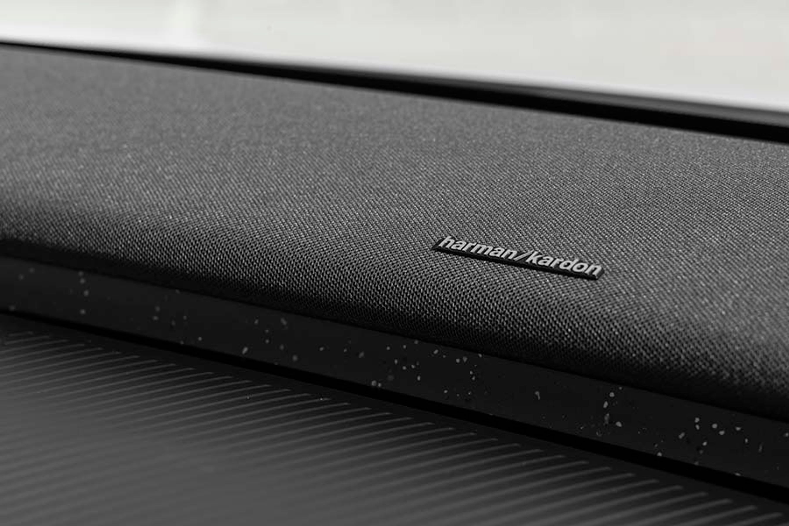 Under forruden er der placeret en „soundbar“ i hele instrumentbordets bredde. Det giver ekstra plads i dørsiderne, da der så ikke skal være højttalere der. Vores oplevelse af lyden var dog ikke noget, der udløser topkarakterer.