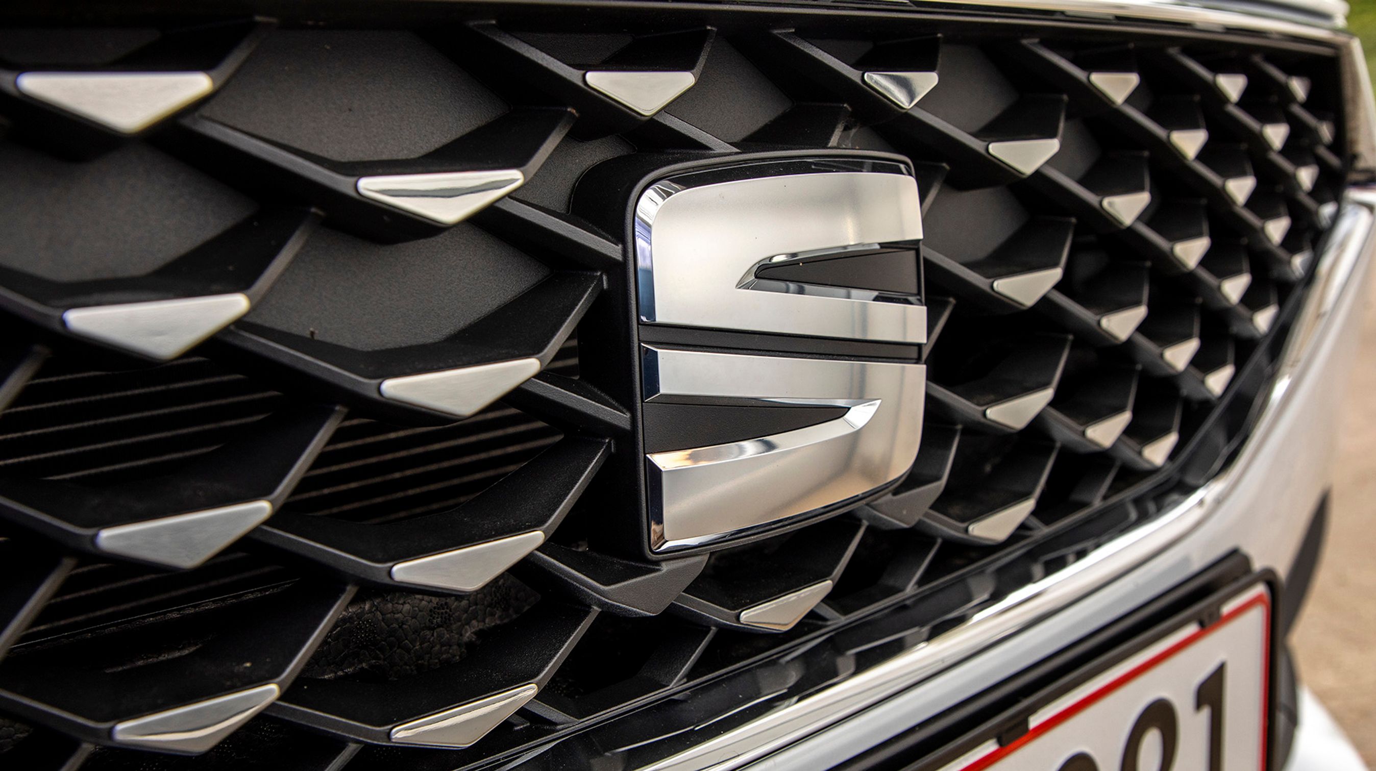 Der er godt med pynt over fronten, hvor det store Seat-S pryder midten.