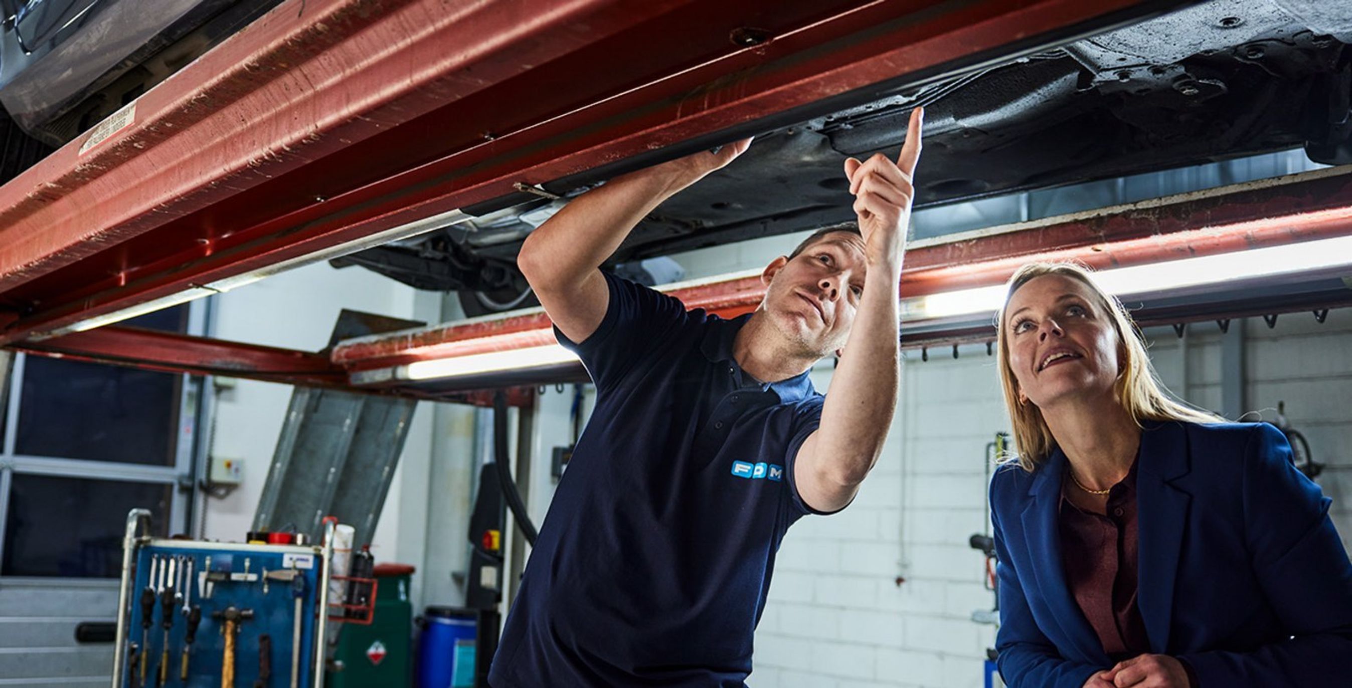 fdm bilsyn testassistent viser kvinde undervogn