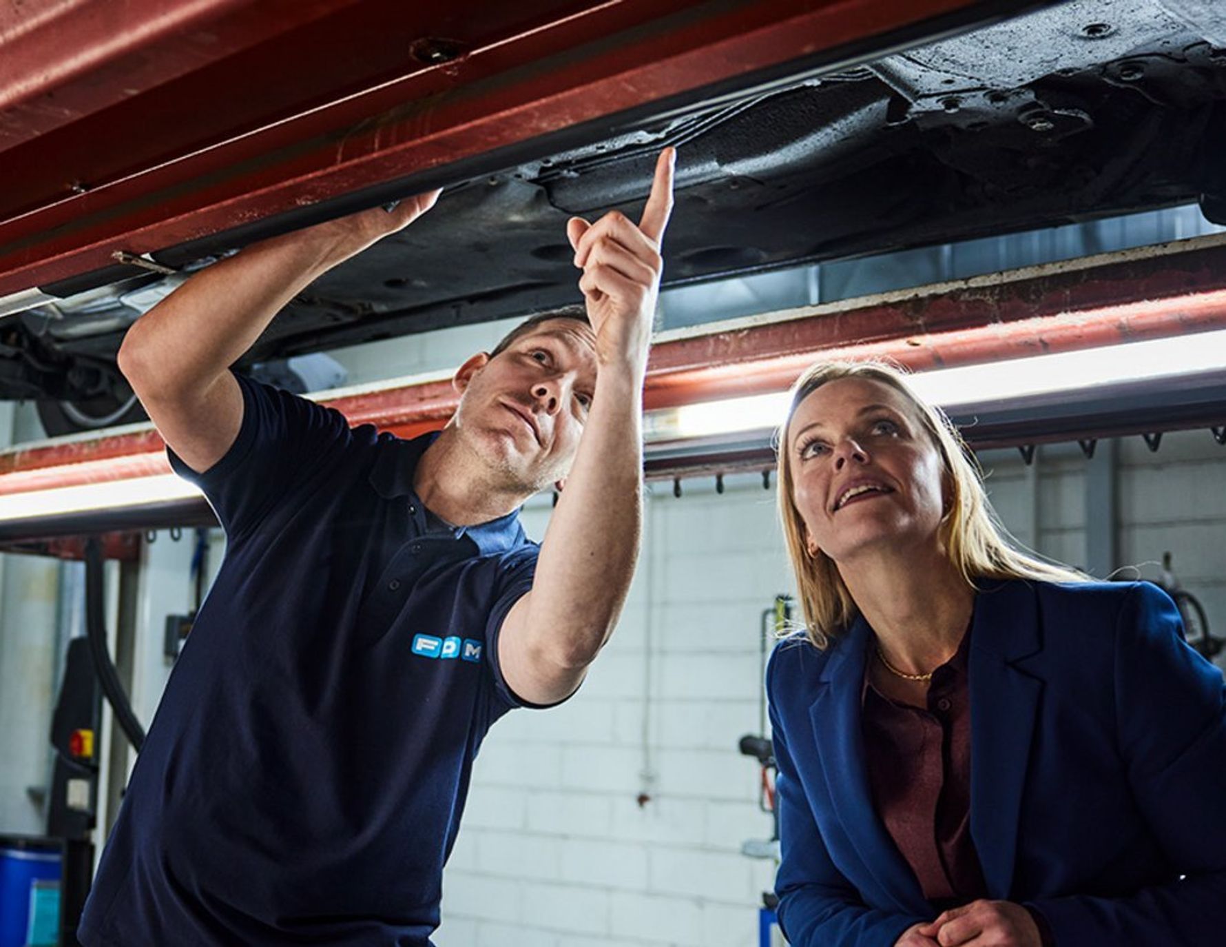 fdm bilsyn testassistent viser kvinde undervogn