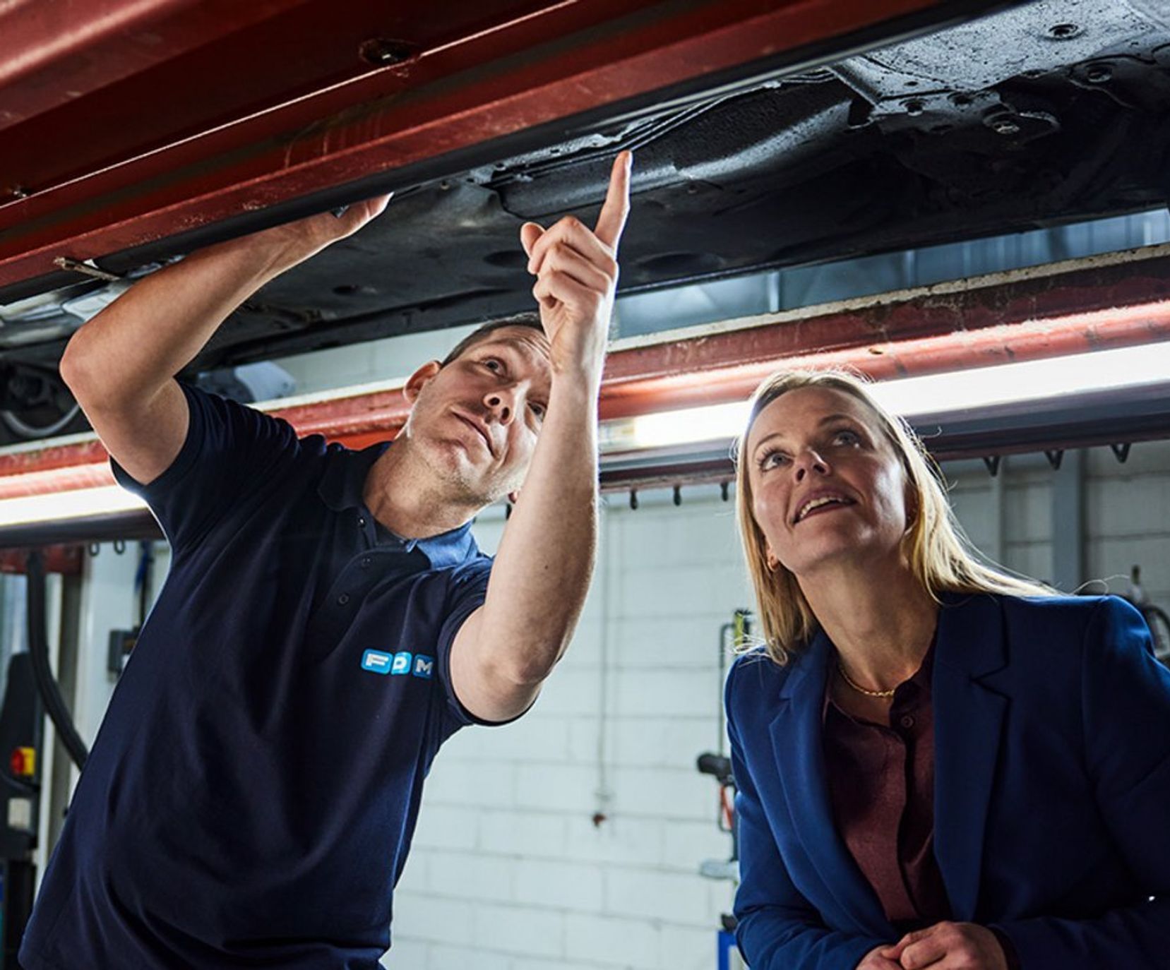 fdm bilsyn testassistent viser kvinde undervogn