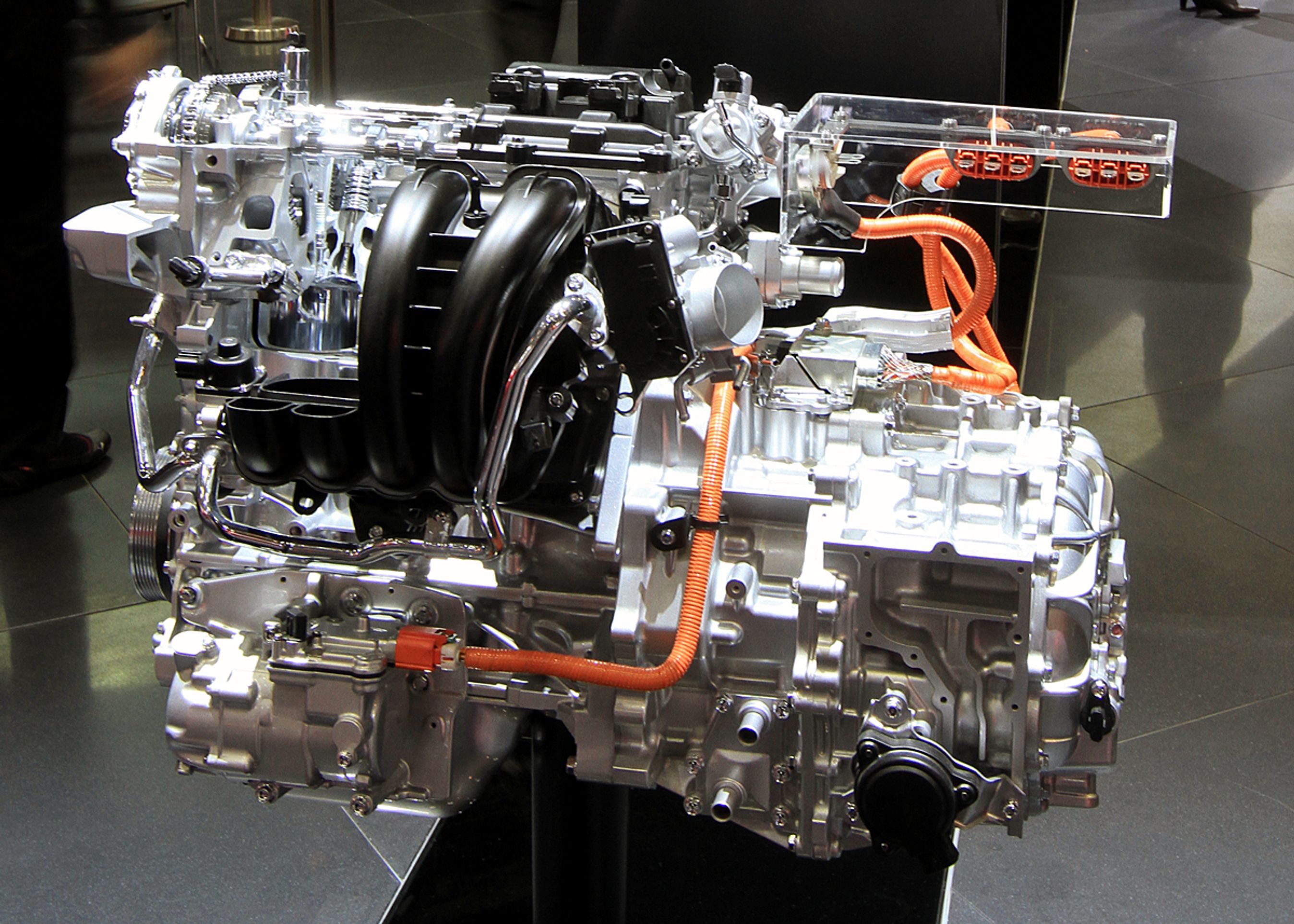 Drivkraften i hybrid-udgaven er Mazdas 2,0-liters benzinmotor, der er droslet helt ned til 99 hestekræfter. Samme motor fås med op til 165 hk.