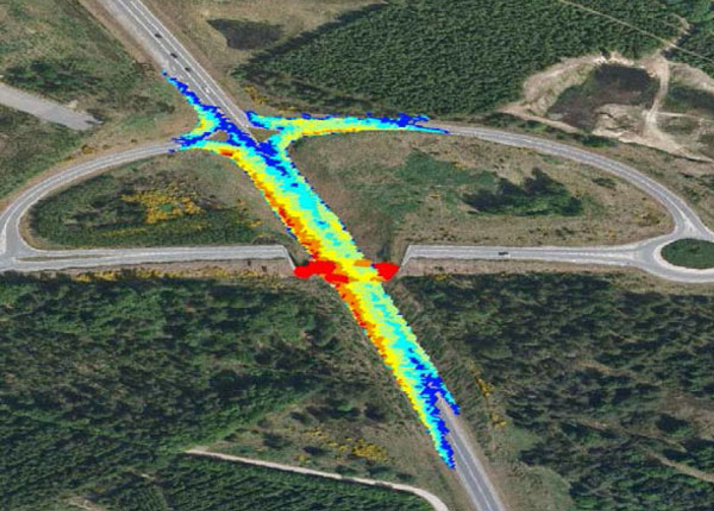 En kombination af det øverste kort med viden om jordbundsforhold fjerner en del blå områder, og ved at zoome ind og digitalt fjerne en bro, kan fagfolk se, hvor problemet for vejene vil opstå.