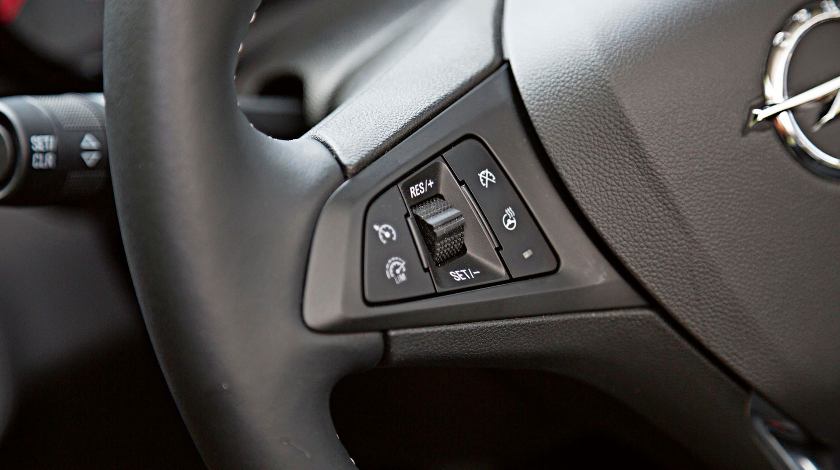 Fartpilot er standard, og læderrat med indbygget varme er del af en vinterpakke til 3.500 kr.