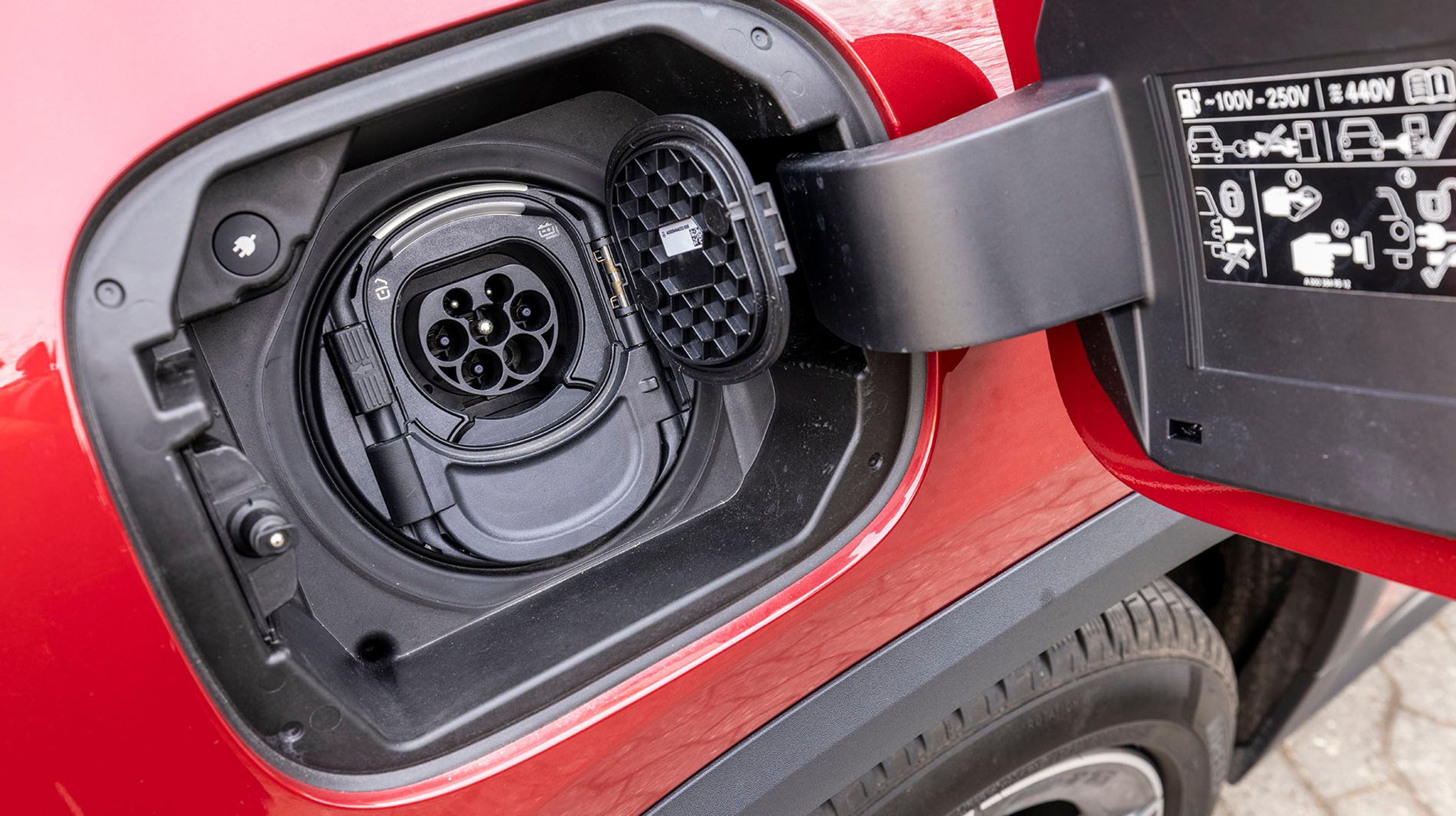 GLA kan oplades med strøm fra to faser og dermed lades med op til 7,4 kW. En DC-hurtiglader kan tilkøbes som ekstraudstyr til 7.729 kr.