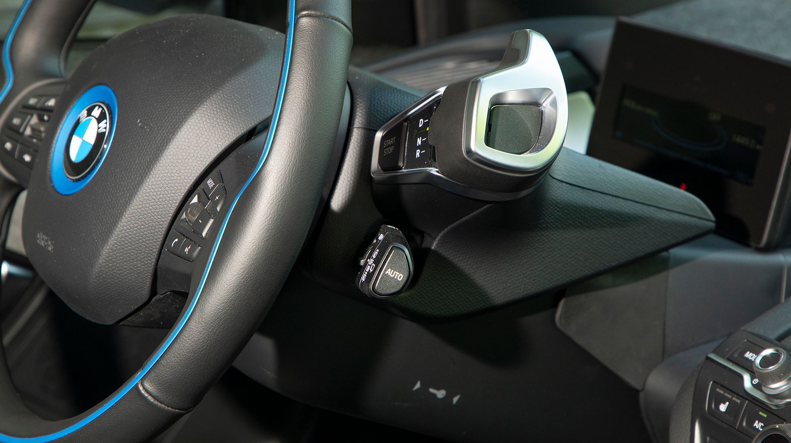 En meget spøjs detalje ved i3 er gearvælgeren, der sidder lige over vinduesviskerarmen bag rattet i højre side. Det er en lille vippekontakt, der efter lidt tilvænning fungerer intuitivt.