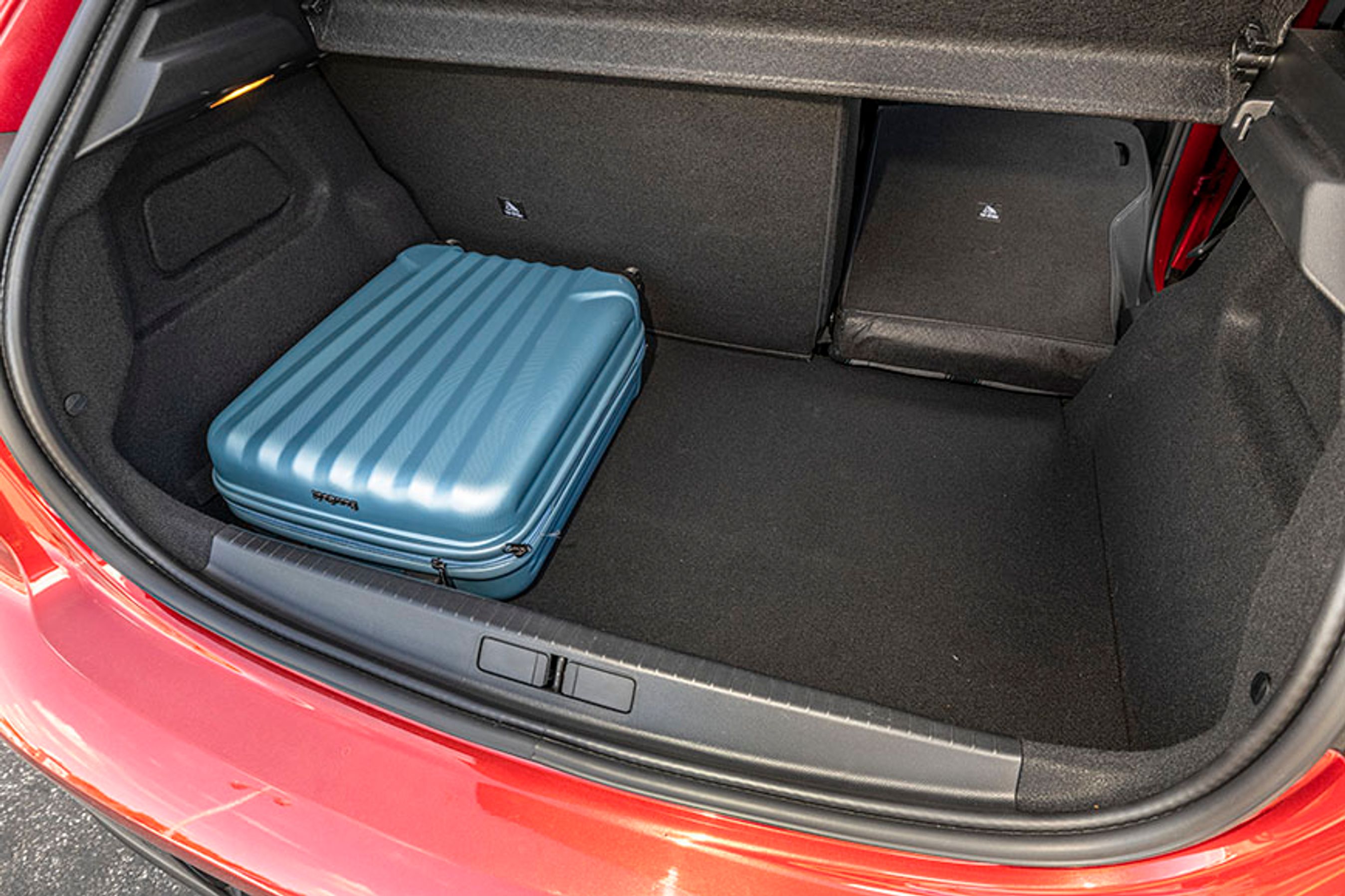 Bagagerummet er dybt, men ret lille, og der er ikke plads til ladekabler under gulvet. Når bagsædet vippes forover, dannes en kant, der kan genere, når man læsser bilen.