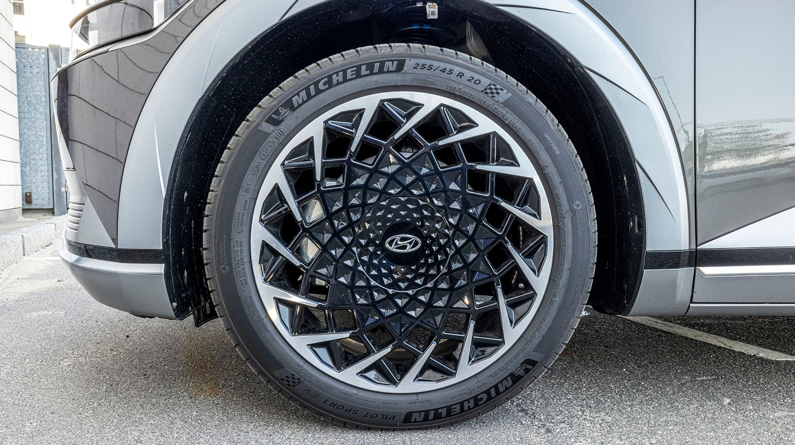 Fælgene er designet noget anderledes, end vi er vant til. De er på 20 tommer på denne variant, men bilen fås også med 19 og 21-tommer hjul.