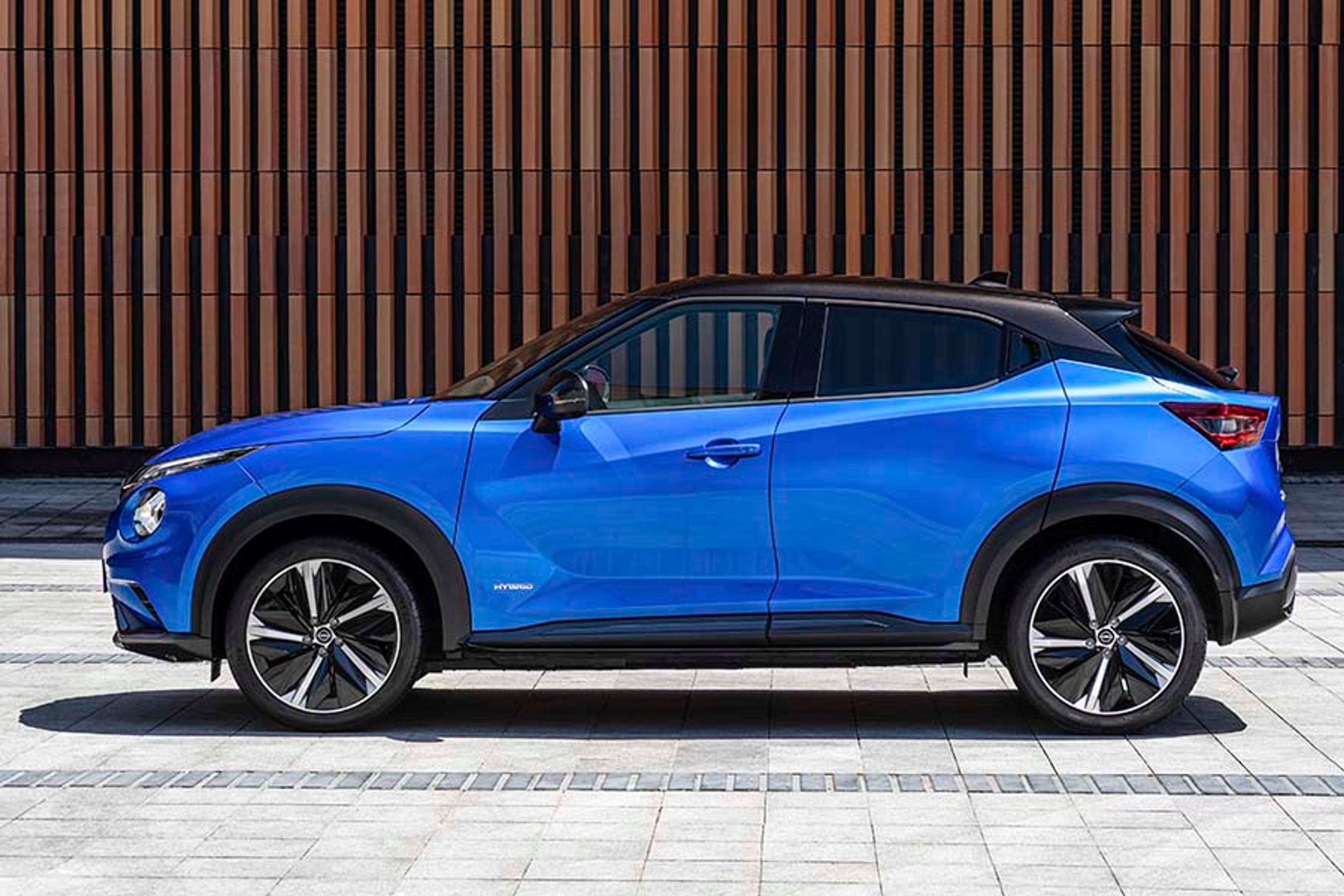 Nissan Juke kan bestilles med tofarvet lakering, og denne blå farve er lanceringsfarven for hybridudgaven.