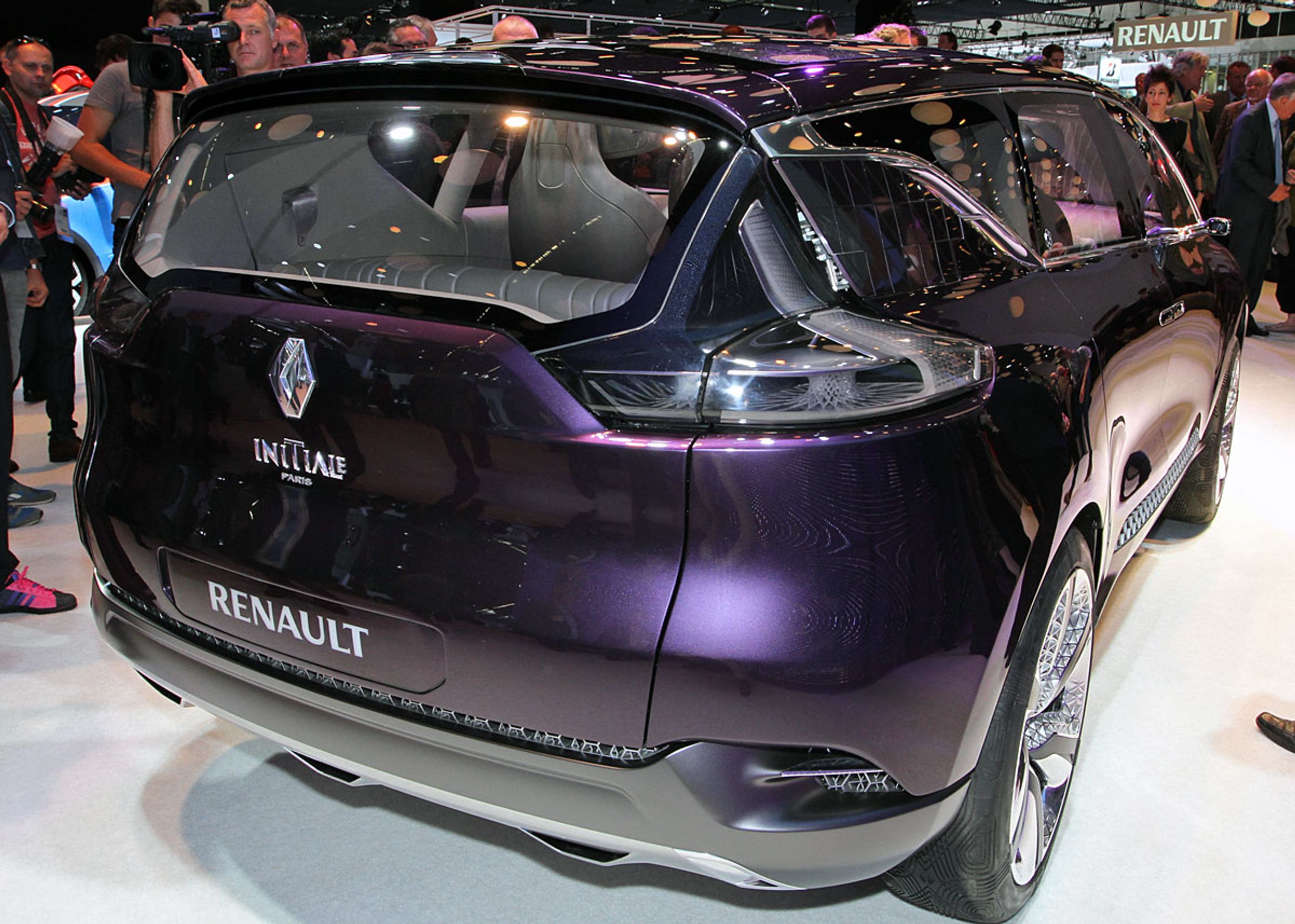 Paris Initiale har "skuldre" over baghjulene som en SUV og til dels en sedan. Det skal eliminere MPV-looket, og det lykkes også.