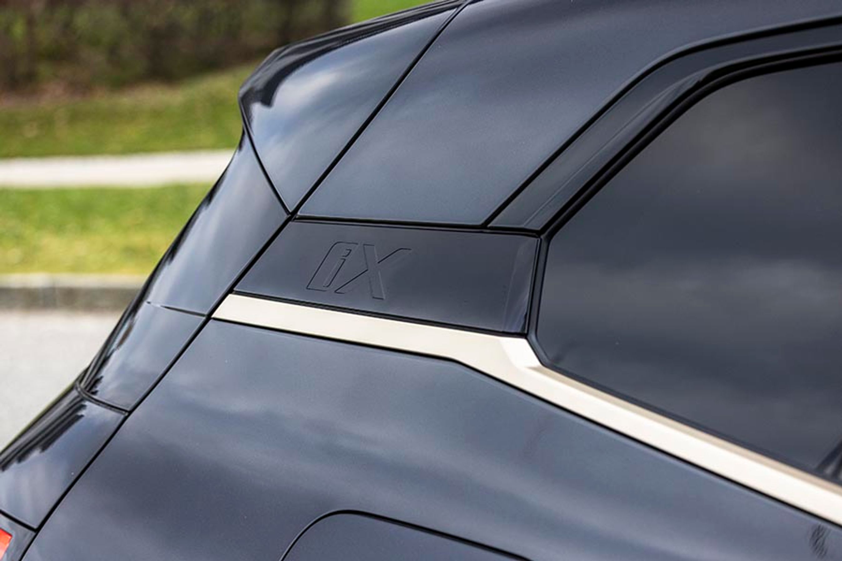 En af designdetaljerne er iX-logoet på den bagerste stolpe, her i sort kontrastfarve. Det er mere synligt på biler med mere farve på.