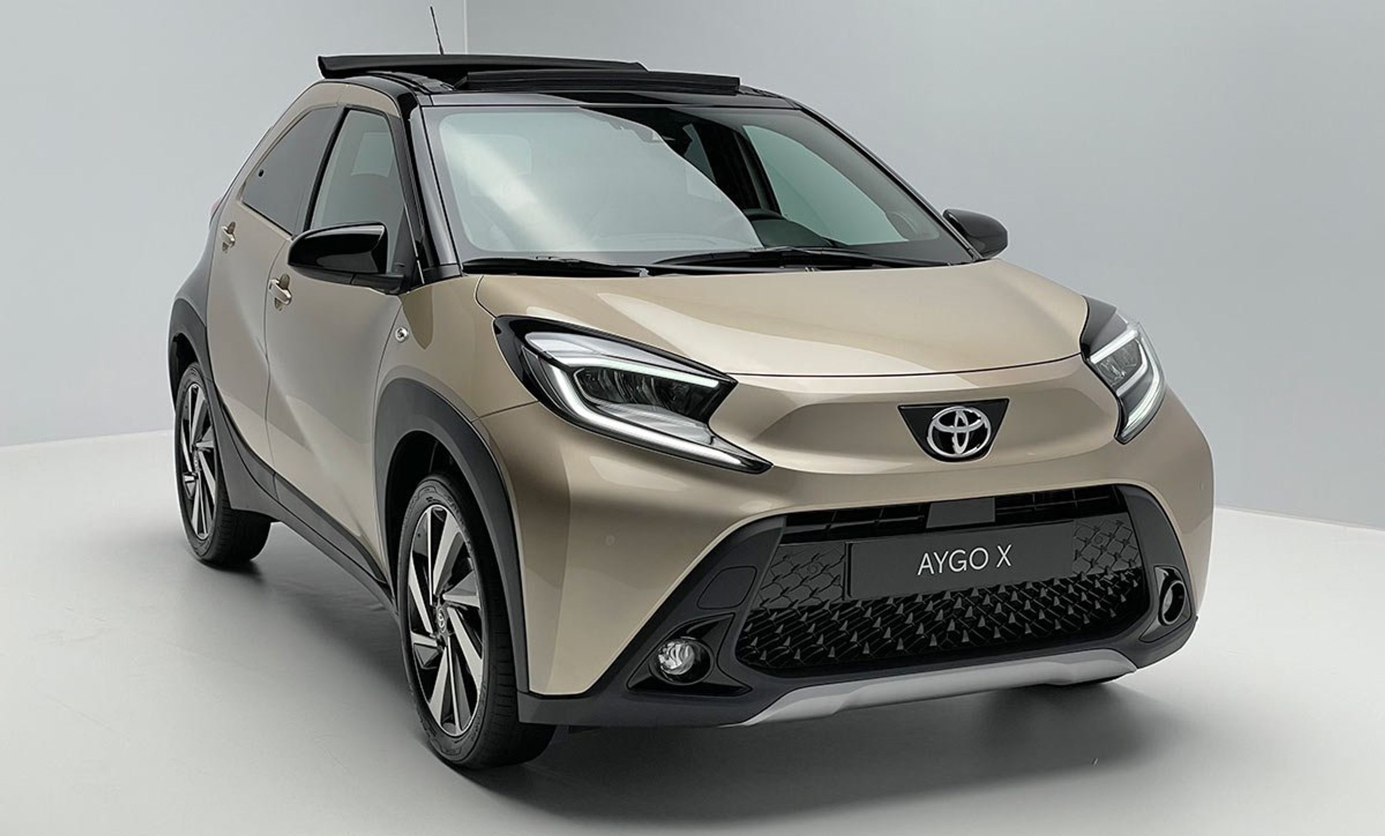 Toyota Aygo X har en helt anden front end den nuværende Aygo. Nu minder den lidt om den endnu mindre iQ, der udgik i 2015.