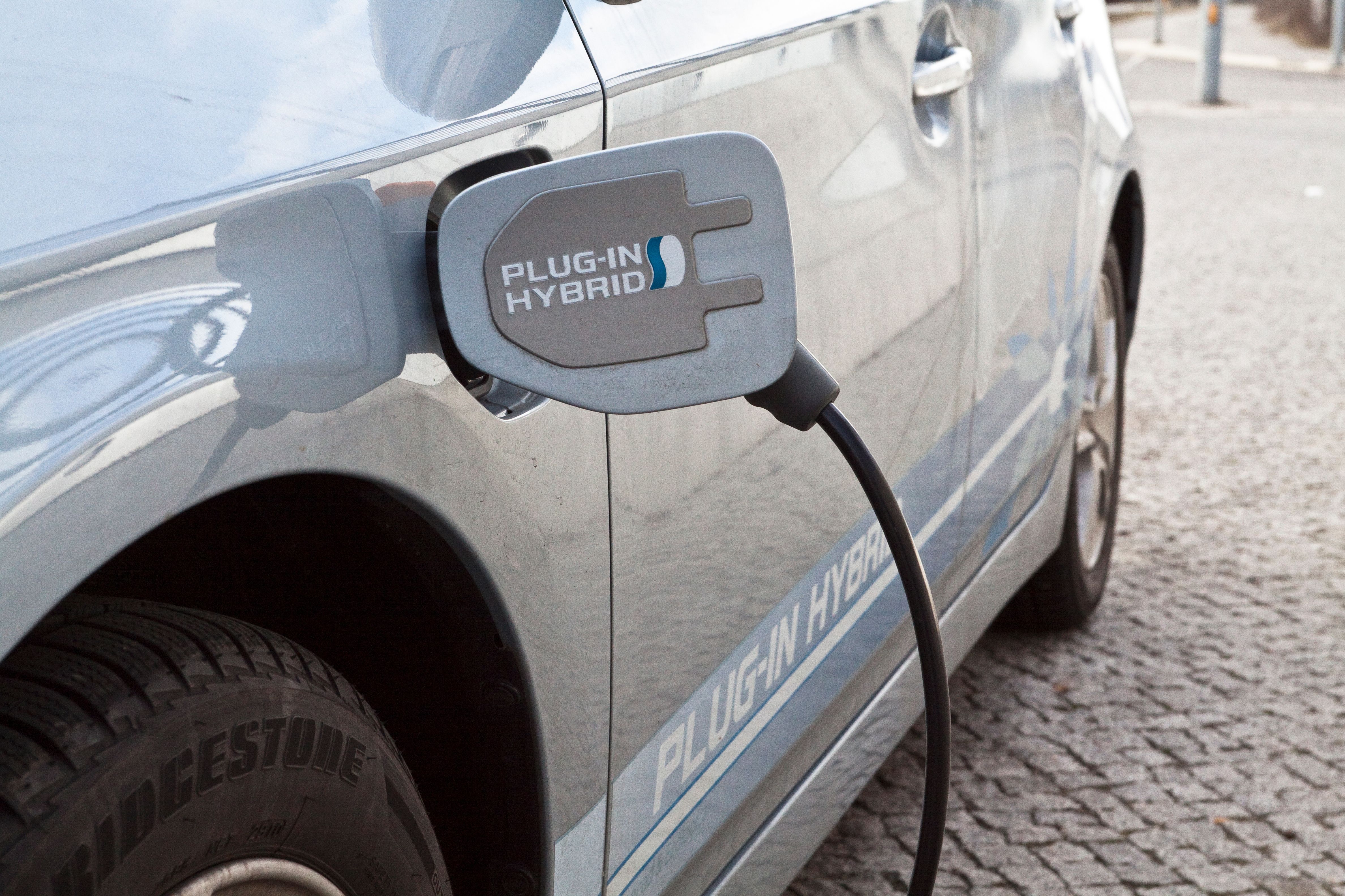 Plugin-hybridbil står og oplader