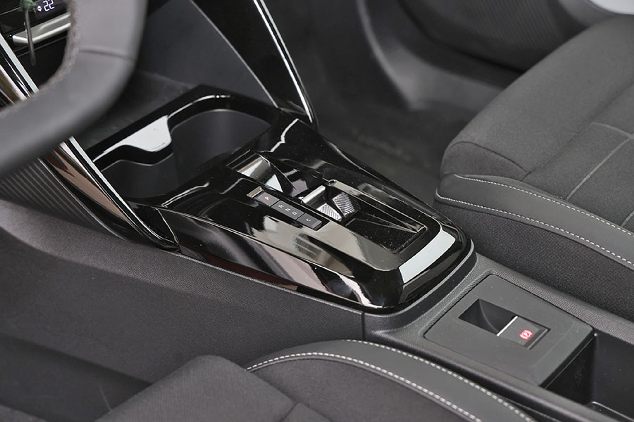 Gearvælgereen er placeret mellem forsæderne. Selvom den er udformet som i de dyrere elbiler fra bl.a. Citroën, så fungerer den ikke lige så godt. Ofte skal man bevæge den to gange, før den registrerer, hvad man vil.