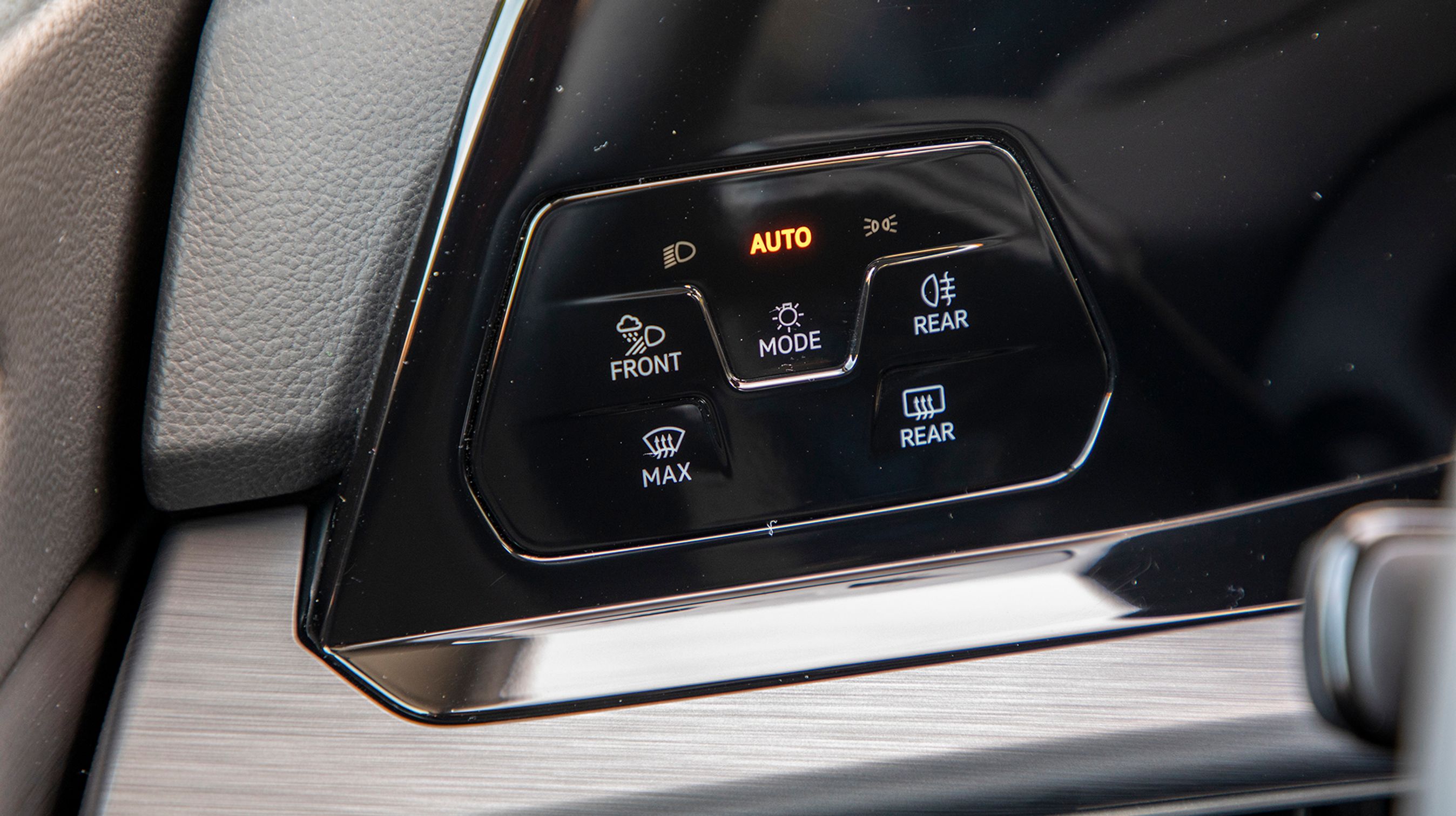 Lyskontakten er erstattet af et panel med berøringsfølsomme kontakter. Her er det let at bestemme lyset på bilen, mens man kører. I alle tilfælde slukkes lyset automatisk, når turen er slut.