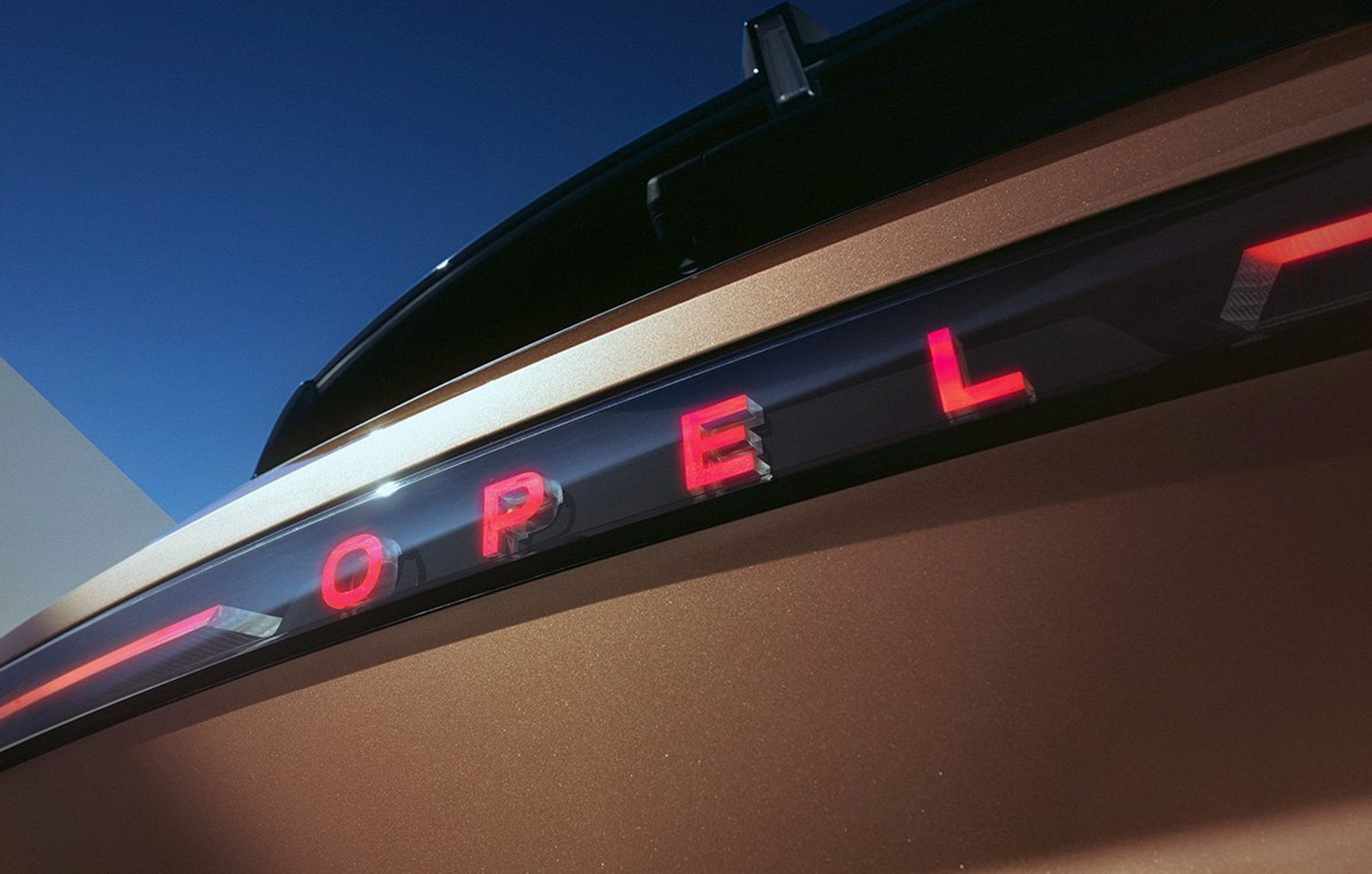 Rød lysskrift bag på Grandland