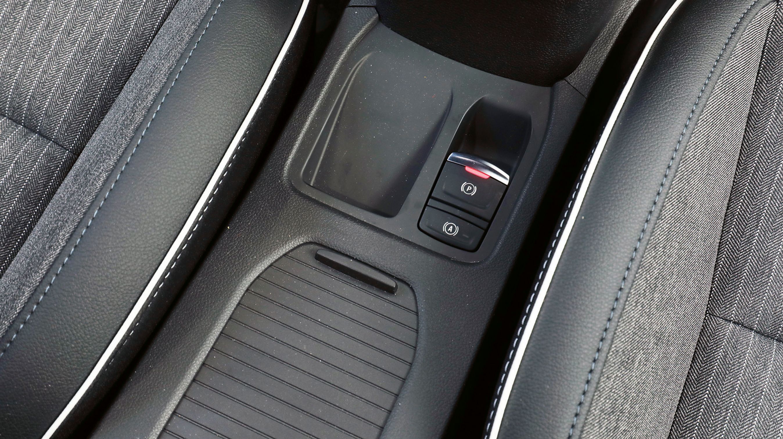 Der er elektrisk p-bremse, der aktiveres automatisk ved stop og igangsætning.