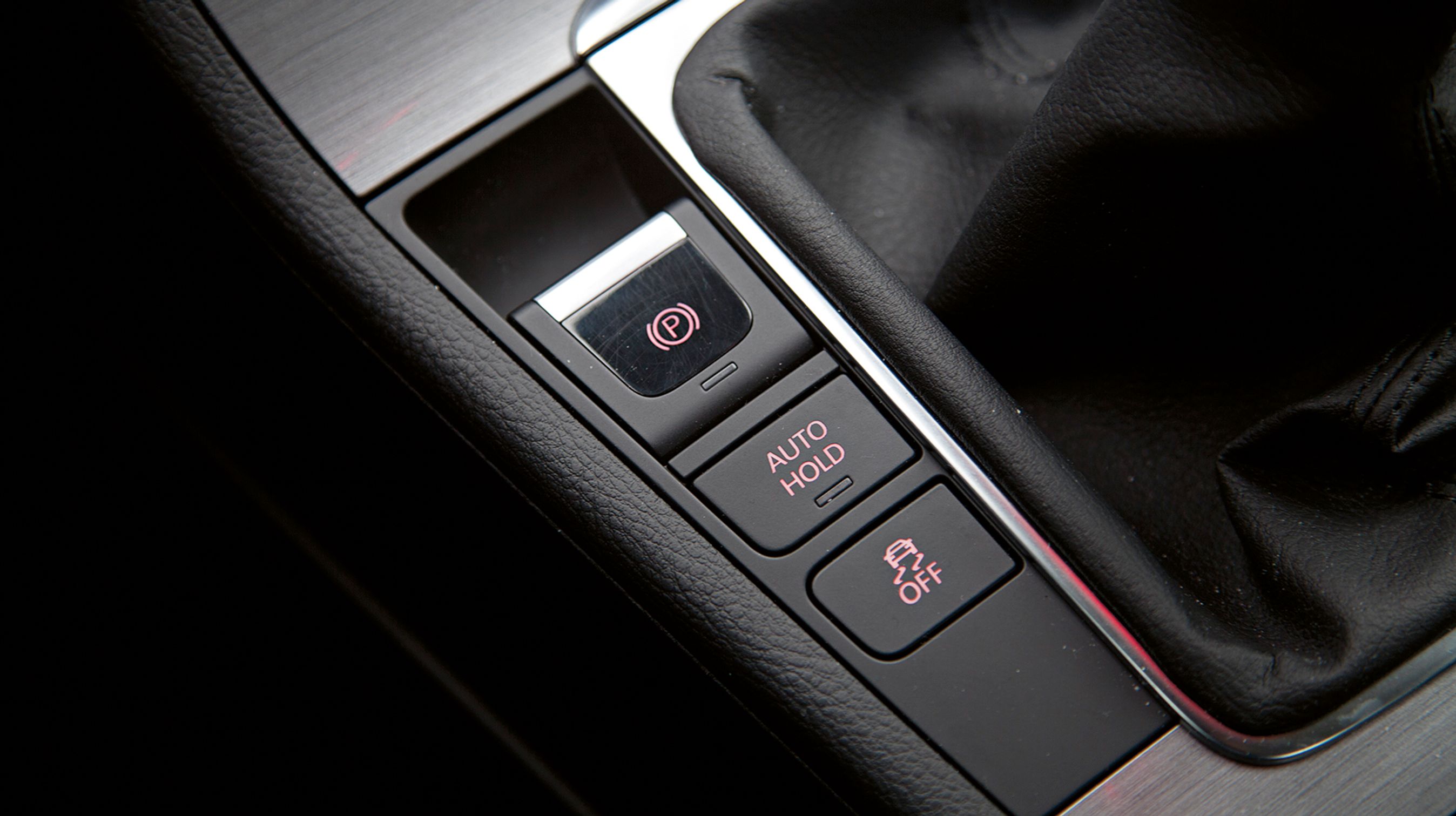 Den elektriske P-bremse sidder nu ved gearstangen. Det er lettere i hverdagen.