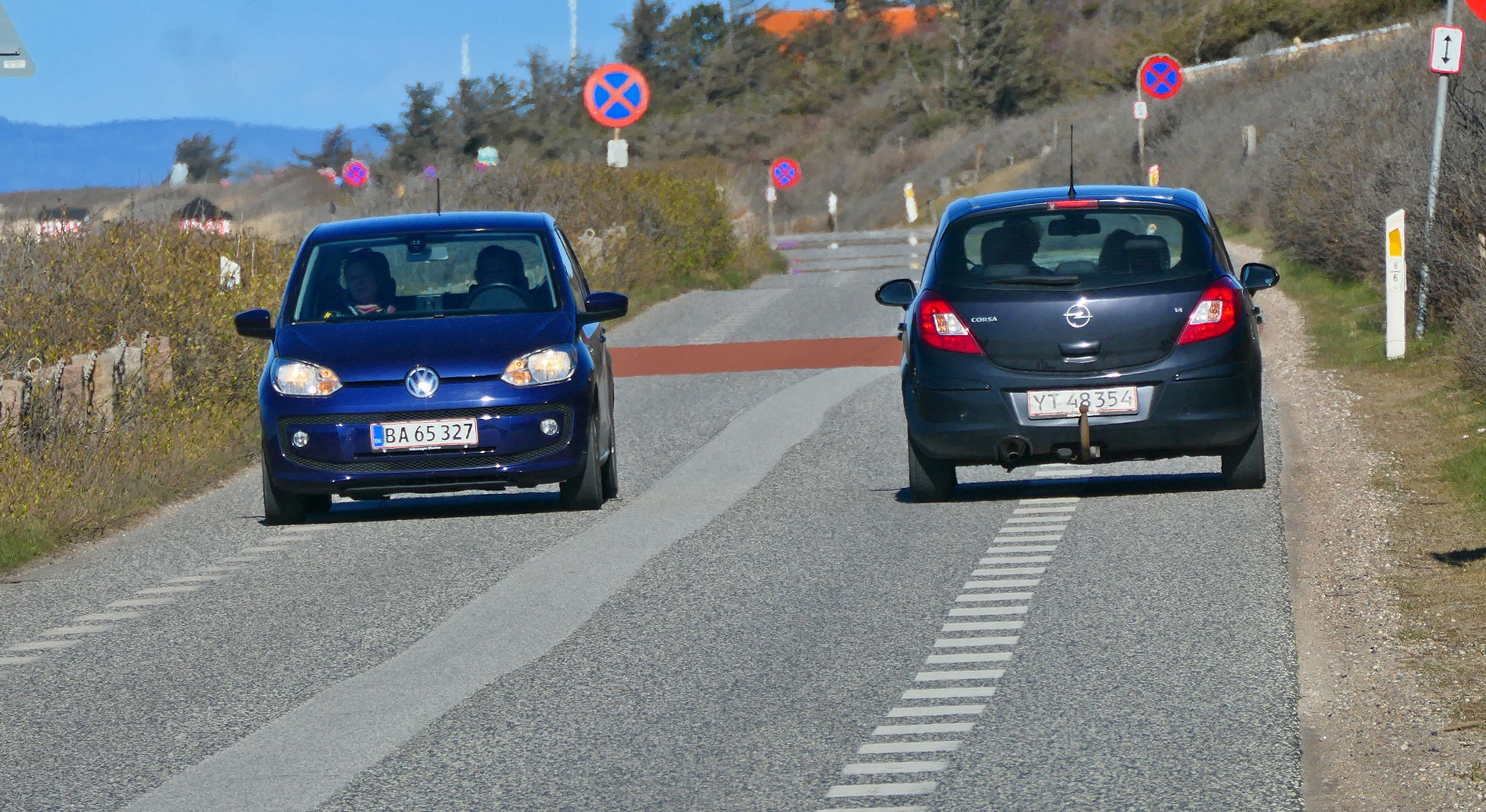 På en 2 minus en-vej skal man som udgangspunkt køre mellem striberne, men trække ud over dem, når der er modkørende..