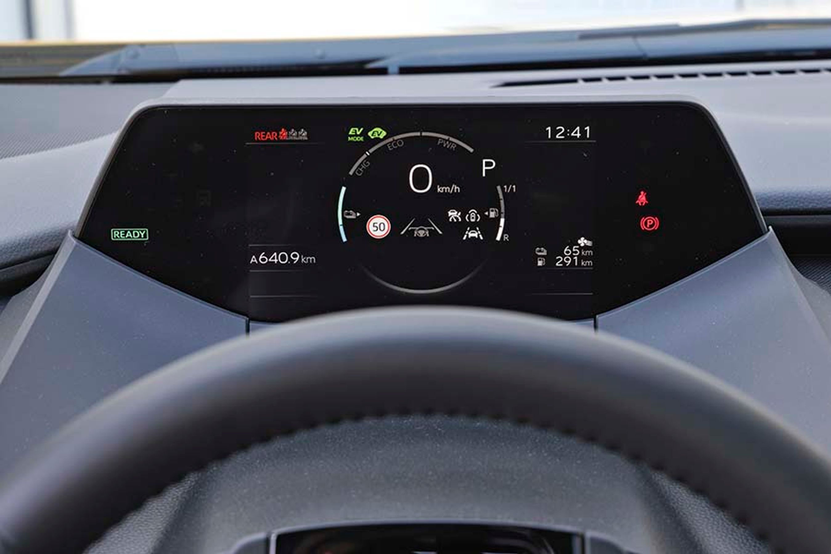 Displayet over rattet er på 7 tommer, og her får man en overskuelig melding om de vigtigste data til brug under kørslen. Lidt underligt skal READY-lampen lyse til venstre under hele kørslen.