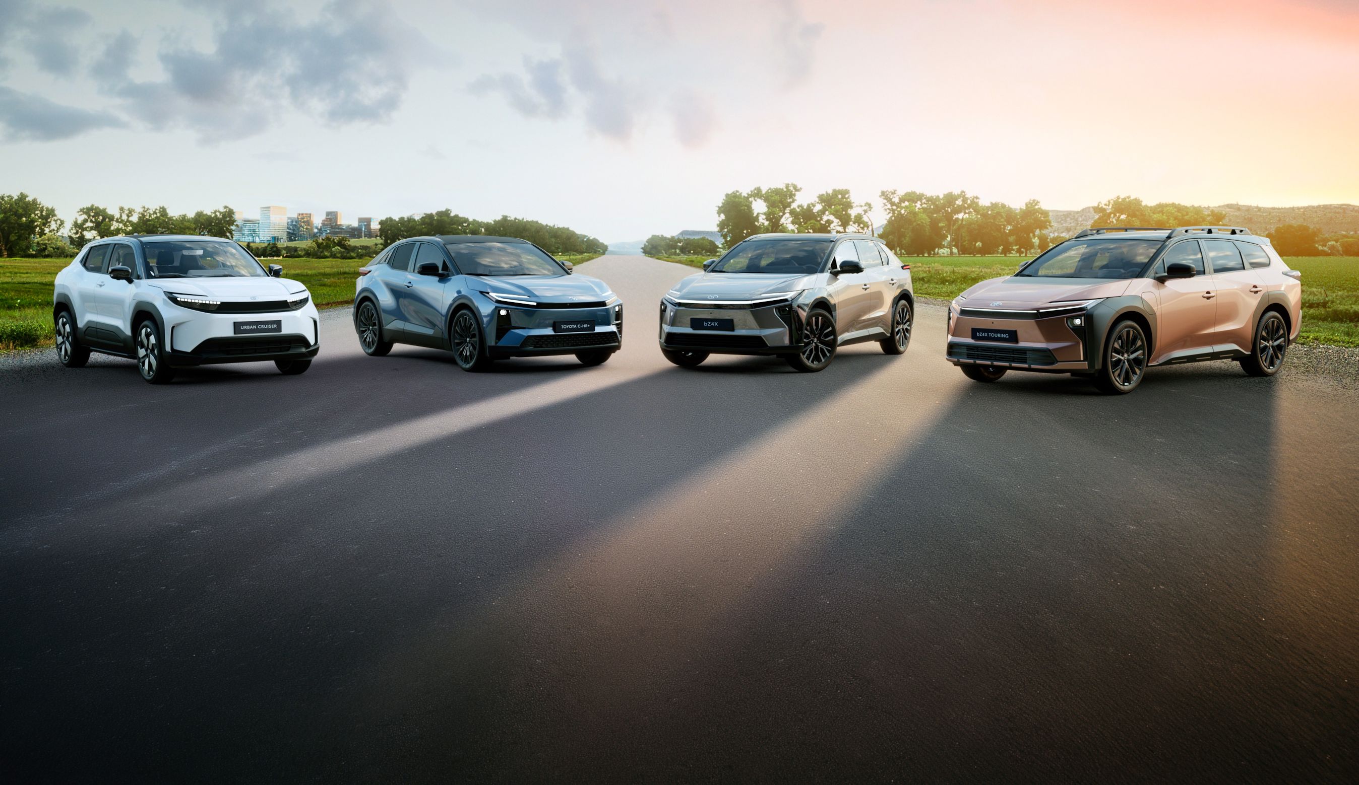 Fire biler på asfalt med modlys.