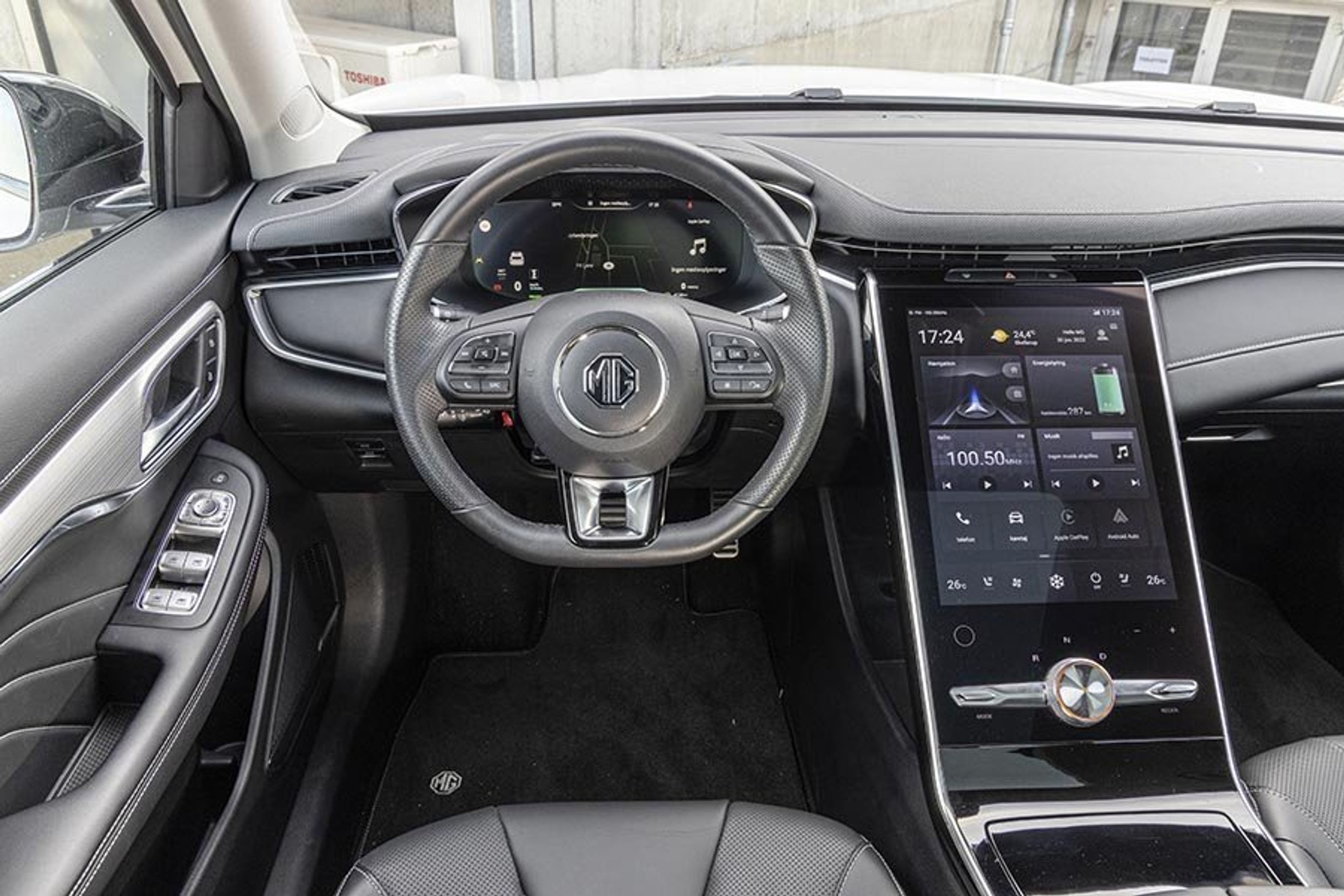 Førerpladsen er først og fremmest præget af den enorme skærm mellem forsæderne.