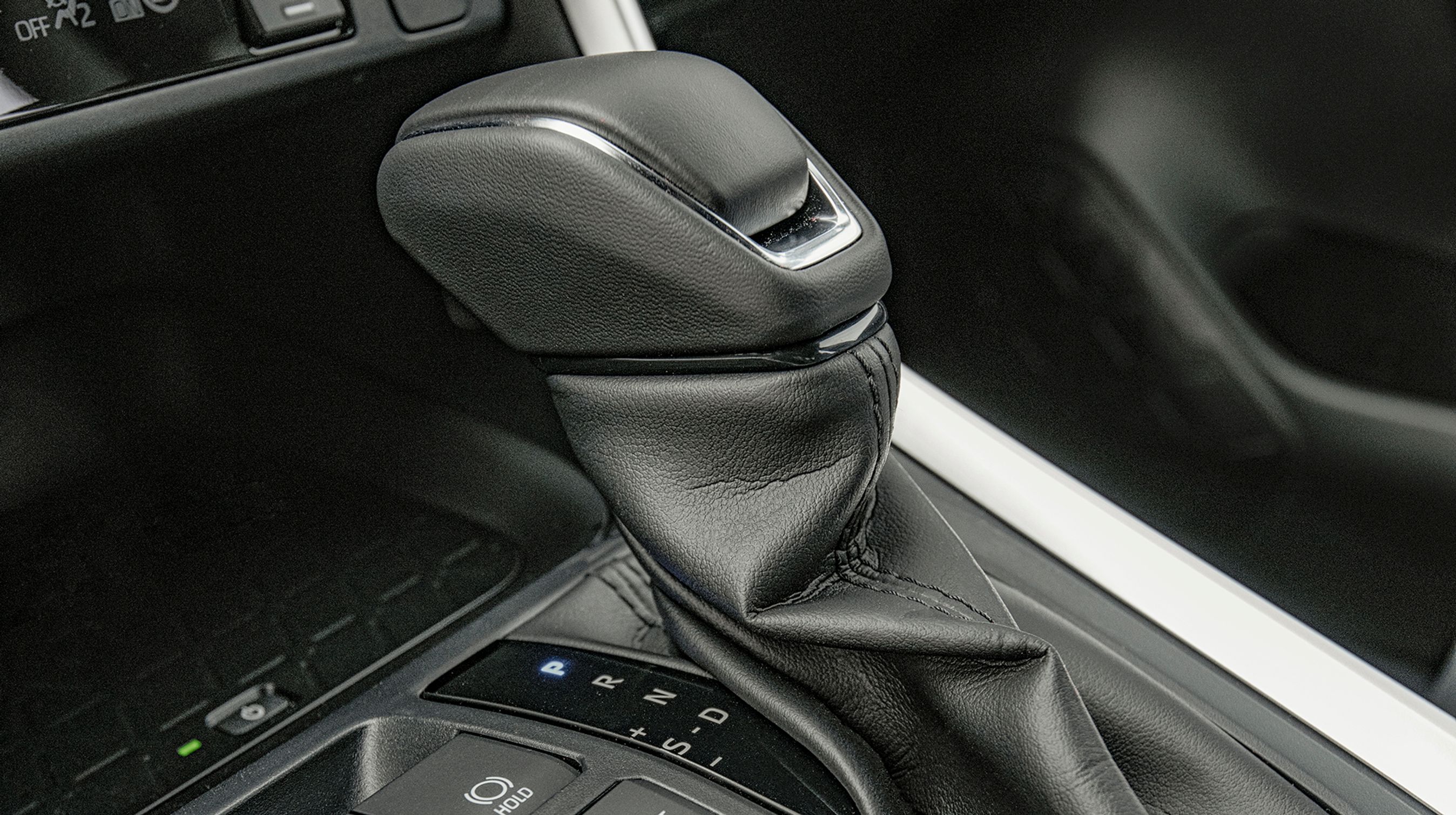 Gearstangen er af den gammeldags type, hvor man selv skal sætte den i ’P’, når turen er slut. CVT-gearet fungerer fremragende ved let kørsel og i byen, mens man ved motorvejskørsel indimellem trættes af et højt omdrejningstal.