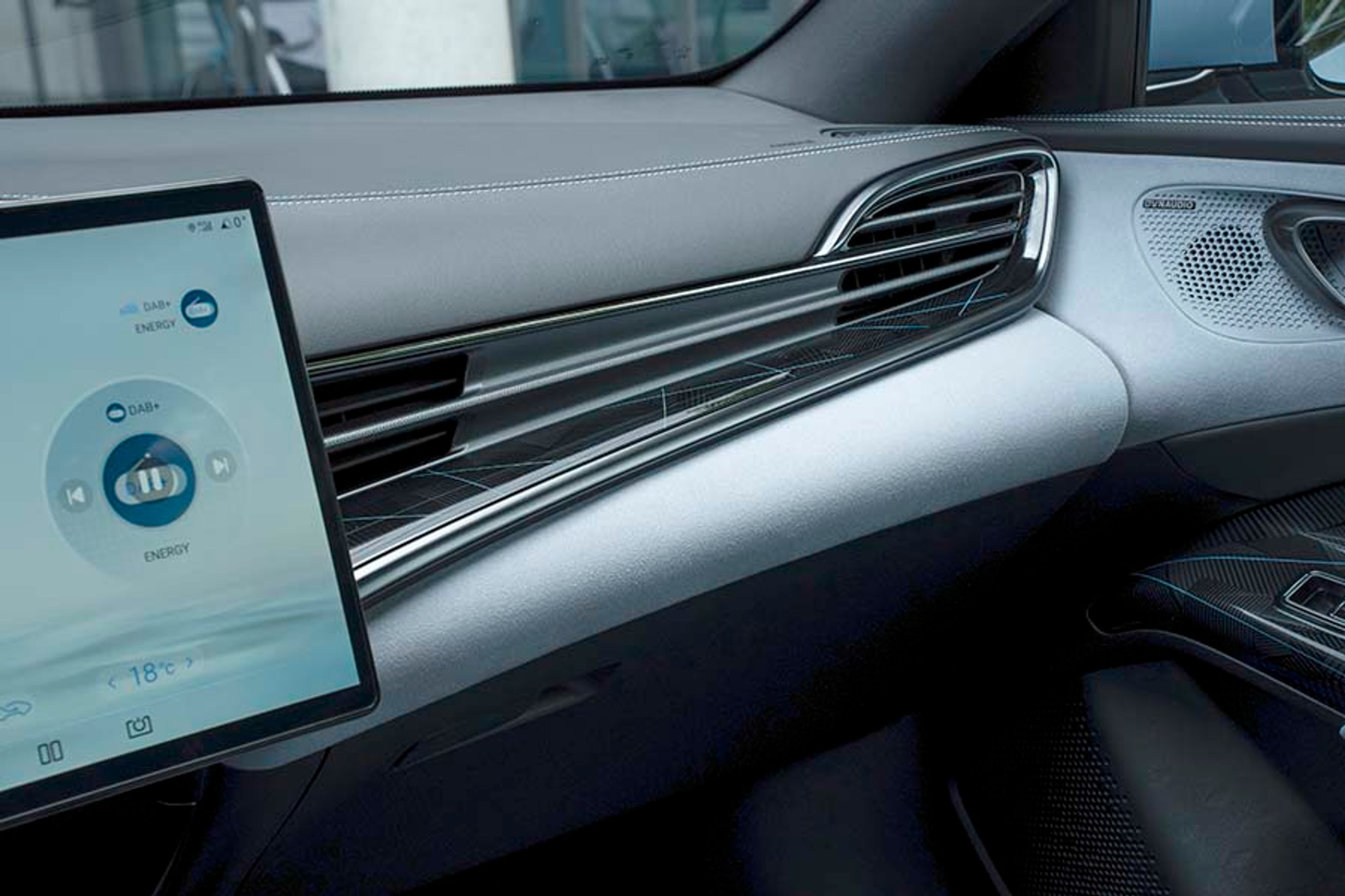 Alle udgaver af BYD Seal har et flot beklædt instrumentbord med lækre detaljer foruden et yderst velspillende Dynaudio-musikanlæg med i alt 12 højttalere.