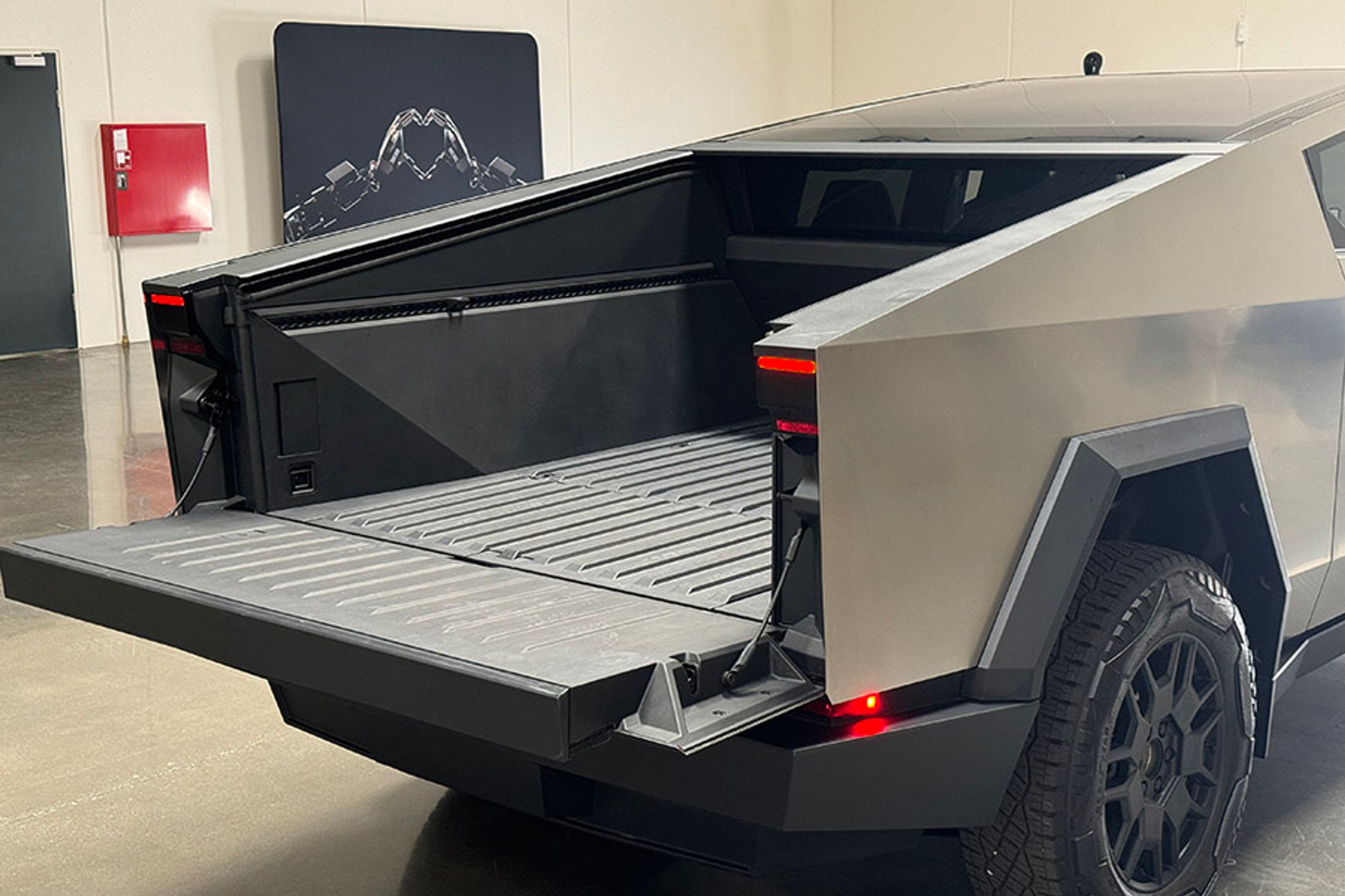 Her ses Cybertruck med dækkenet trukket op og klappen nede. Begge dele kan betjenes elektrisk, men klappen kan kun åbnes elektrisk, den skal lukkes manuelt. 