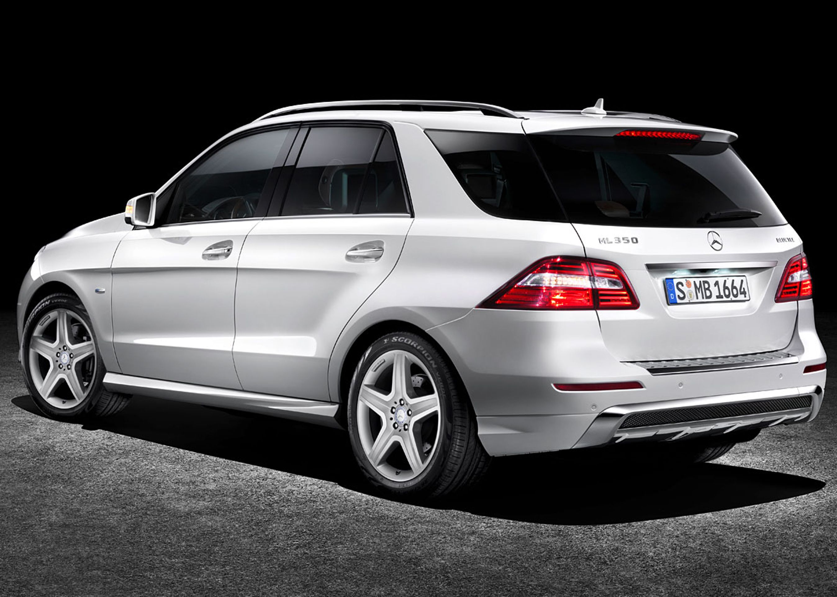 Bagenden er kendetegnet ved den hajfinne-lignende hjørnestolpe mellem kabine og bagagerum.