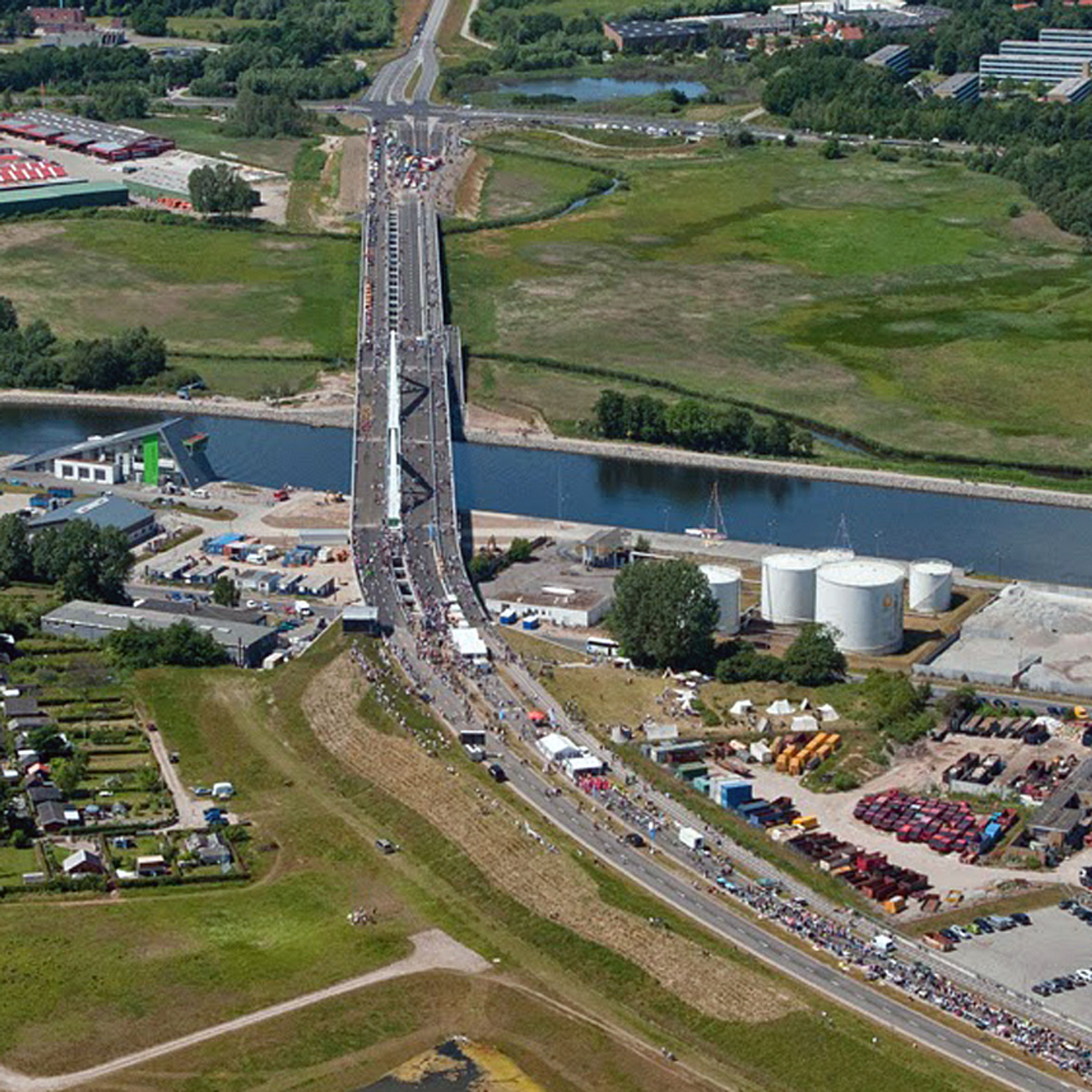 Odins Bro krydser Odense Kanal og indgår i en 3,5 km lang, ny vejforbindelse. Det er Otterupvej øverst i billedet.