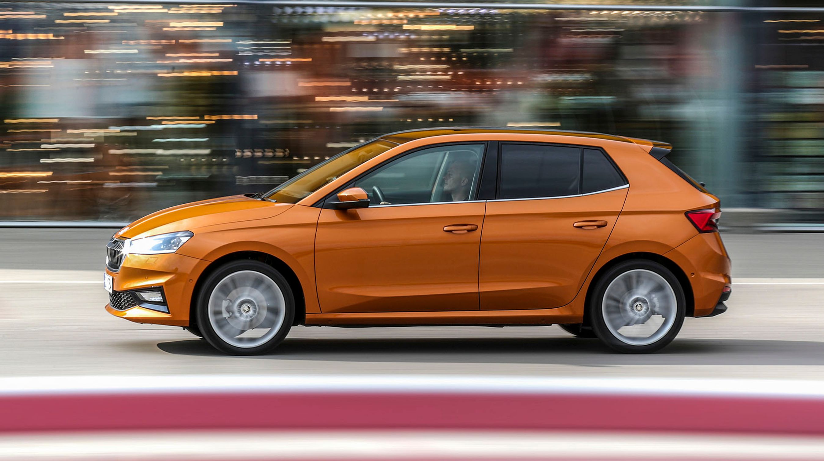 Skoda Fabia er i denne nye generation blevet fem cm længere, men afstanden mellem for- og baghjul er samtidig øget med næsten 10 cm – det giver bedre plads i kabinen.