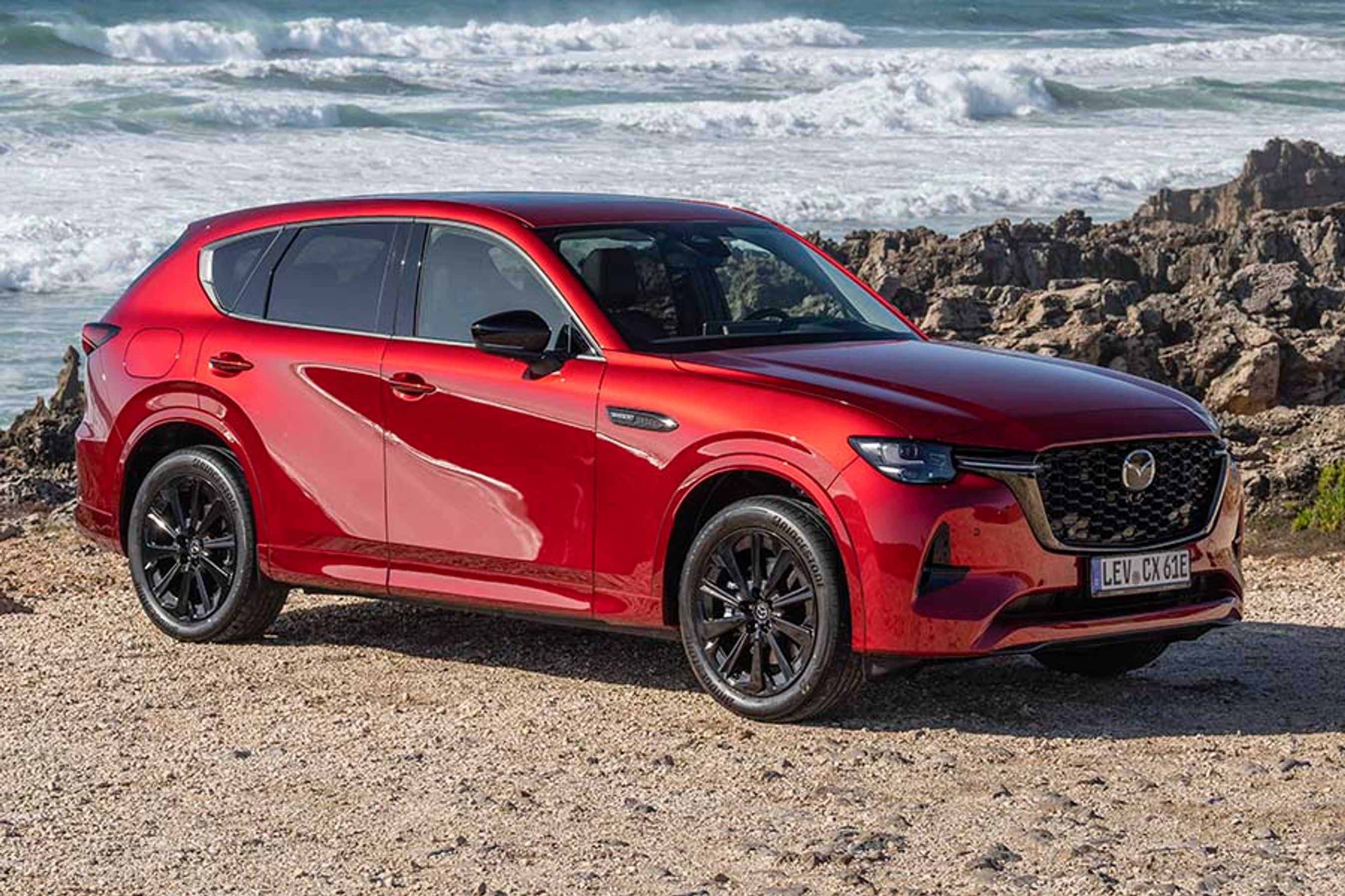 Mazda CX-60 er en stor SUV med firehjulstræk og et typisk Mazda-design hele vejen rundt.