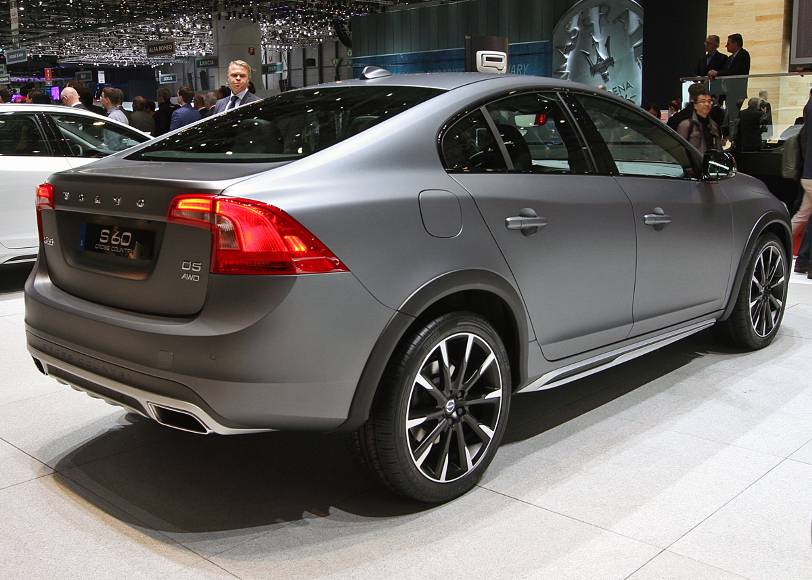 Volvo S60 får en noget ændret fremtoning med sorte skærmkanter, store hjul og øget frihøjde - og her også en special lak. Fotos: Torben Arent