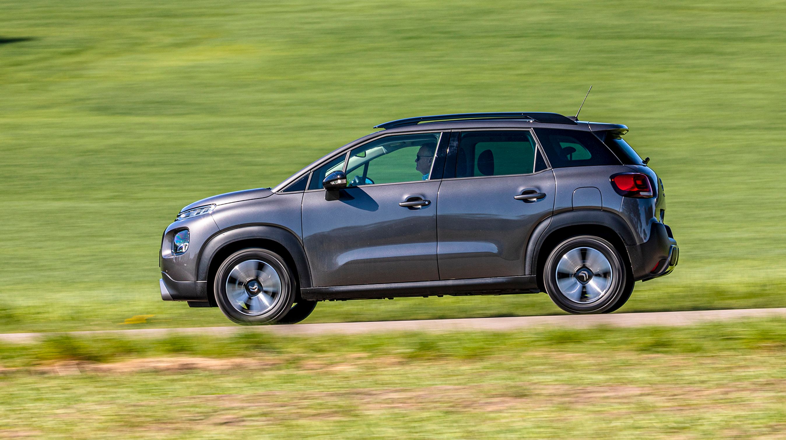 C3 Aircross ser i høj grad ud som en SUV med sin højde, plastpaneler og store tagrælinger.