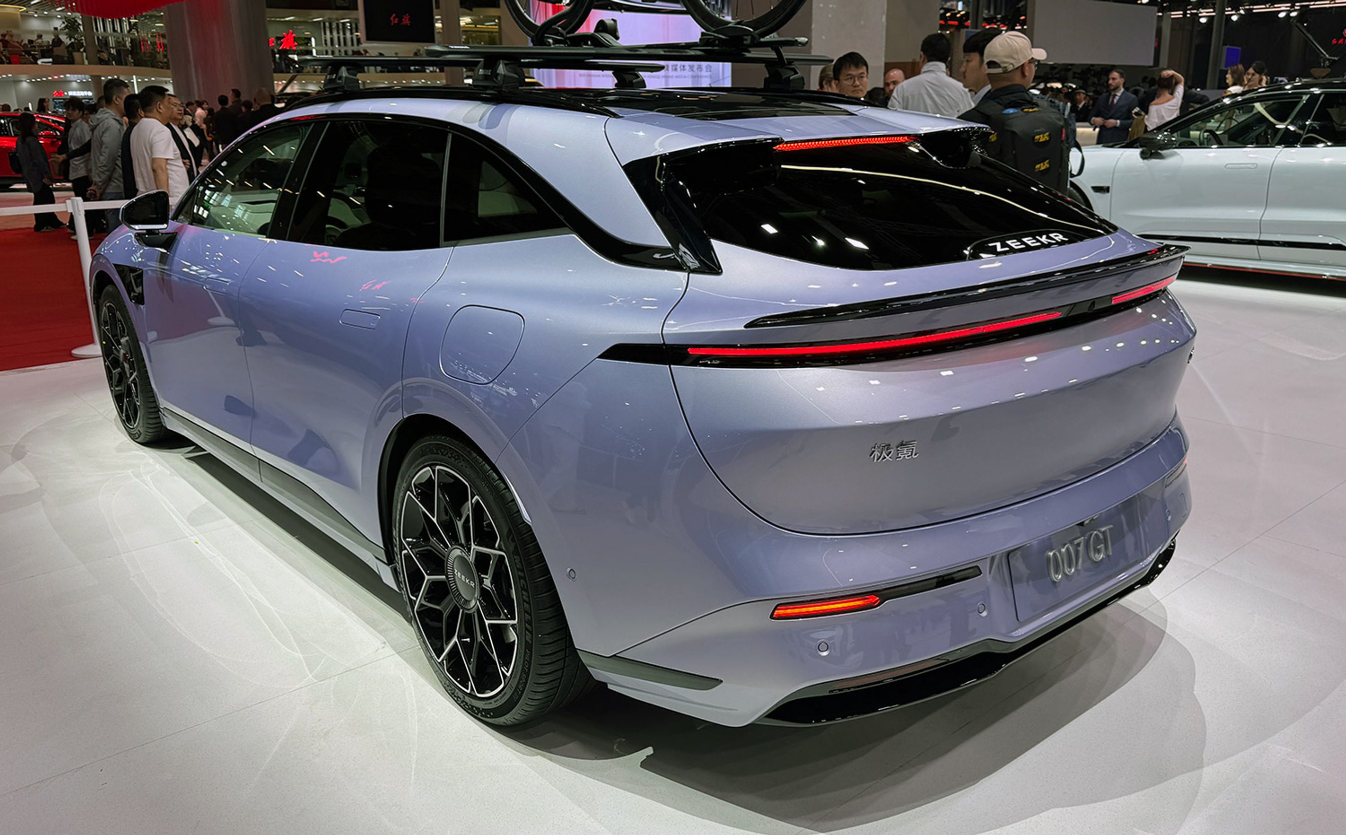 Lang rækkevidde og hurtig ladning. Zeekr har i Kina en sedan kaldet 007, men viser nu denne nyhed, 007 GT. Hvis den fikse shooting brake eller stationcar kommer til Europa, kunne det blive som 7GT. Rækkevidden er ca. 675 km (WLTP), og 10-80 pct. oplades på 11 minutter.