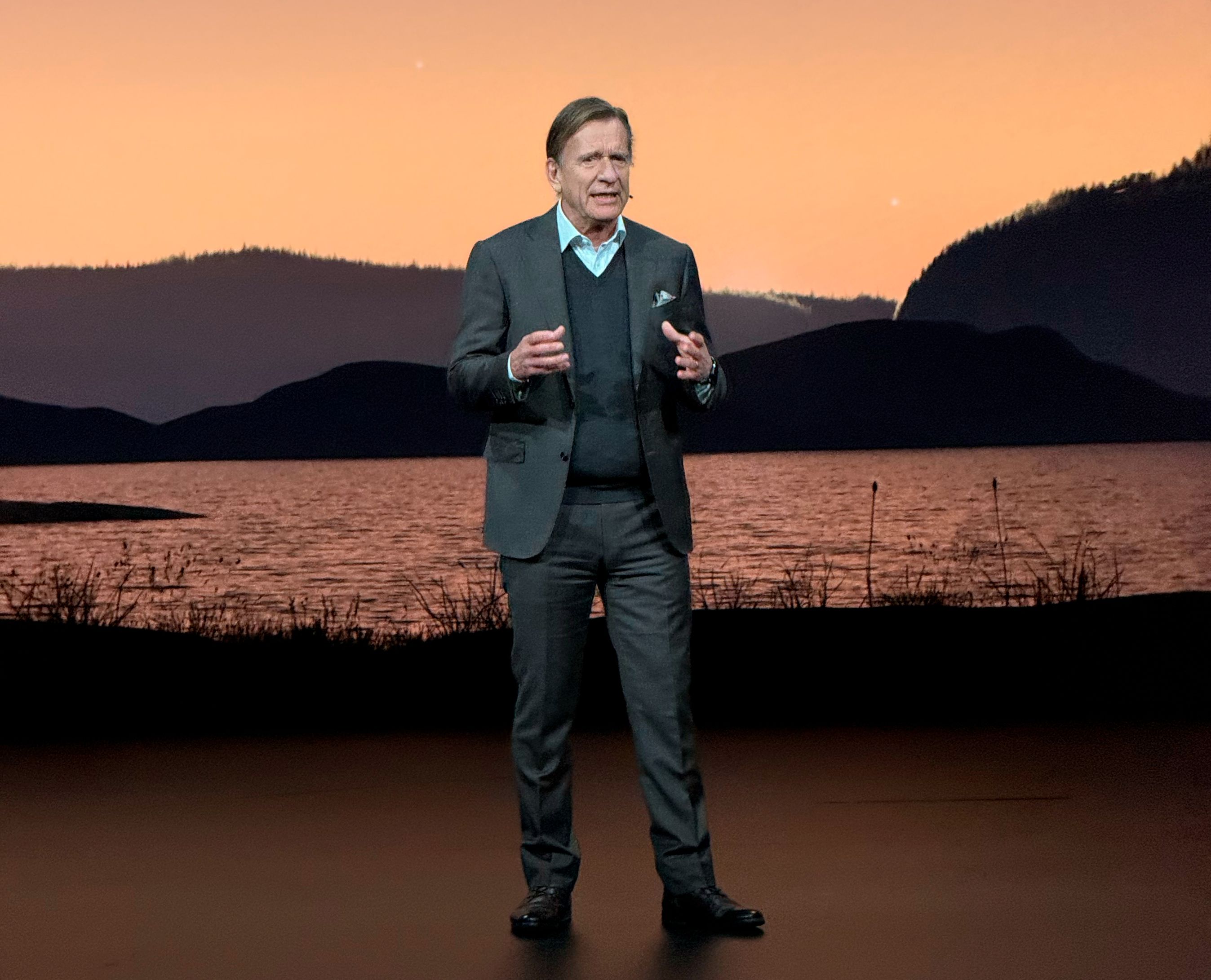 Håkan Samuelsson i jakkesæt på scene.