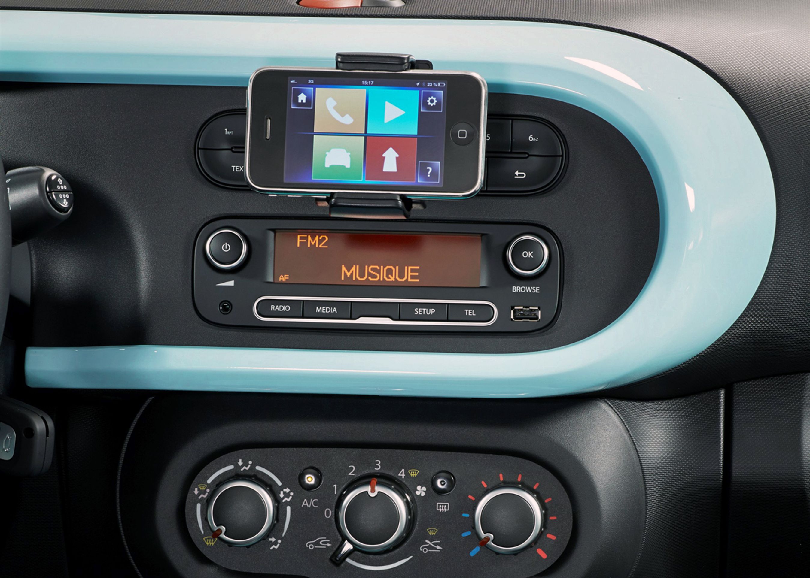 Renault Twingo får det nye R & Go-system, hvor en smartphone kan fungere som trykfølsom skærm og integreres med bilen.