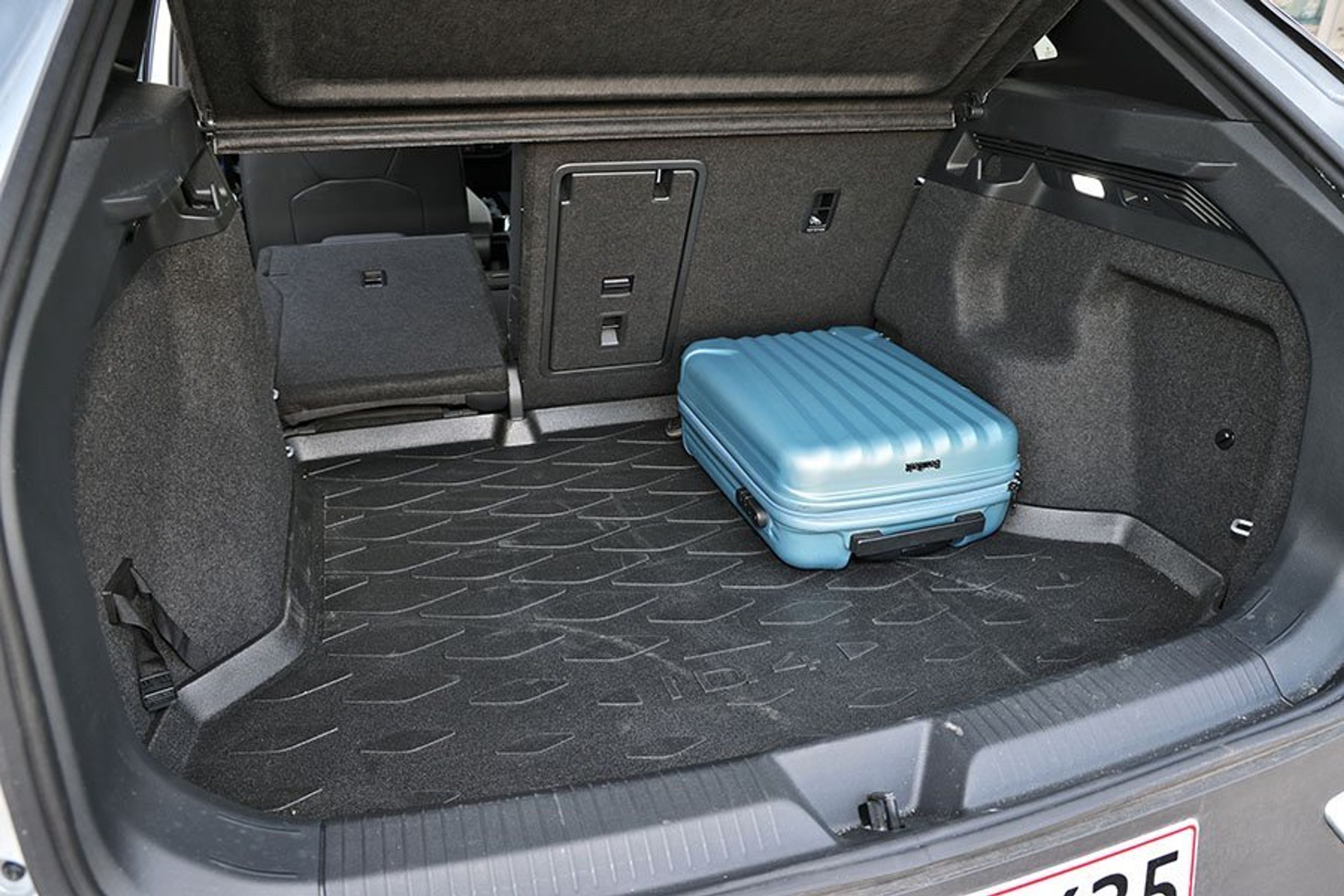 Bagagerum med blå kuffert i en VW ID.4 GTX
