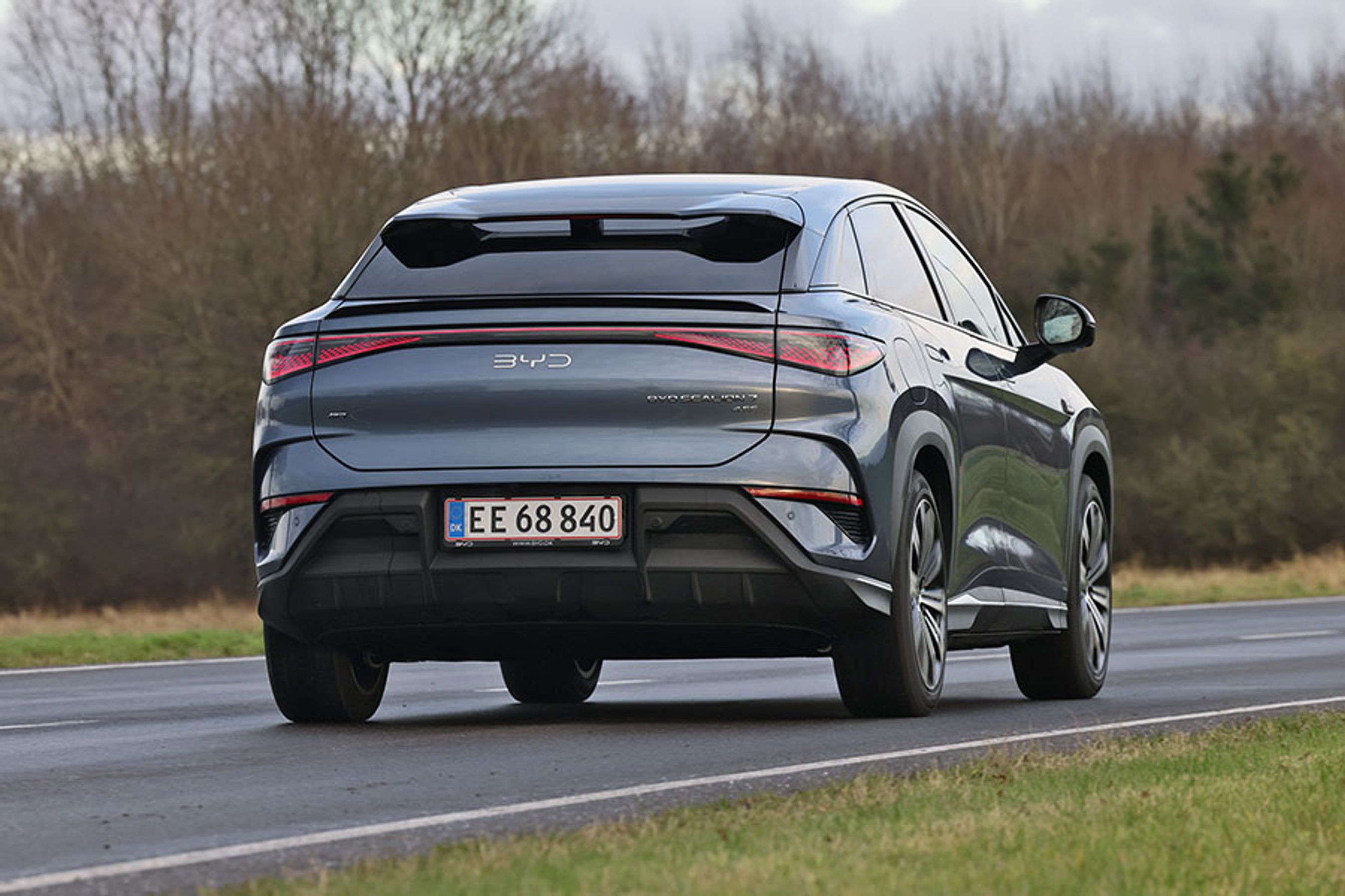 BYD Sealion 7 set bagfra, mens den kører på våd landevej