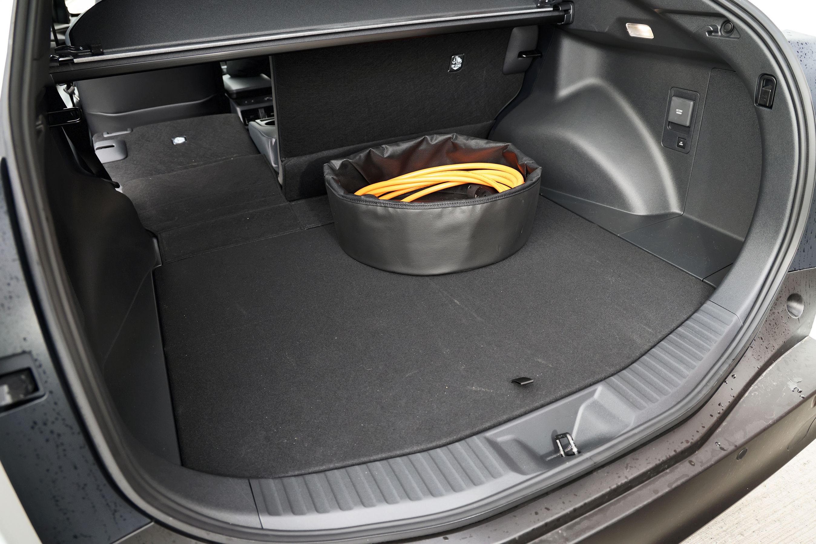 Bagagerum med ladekabel i en Toyota bZ4X