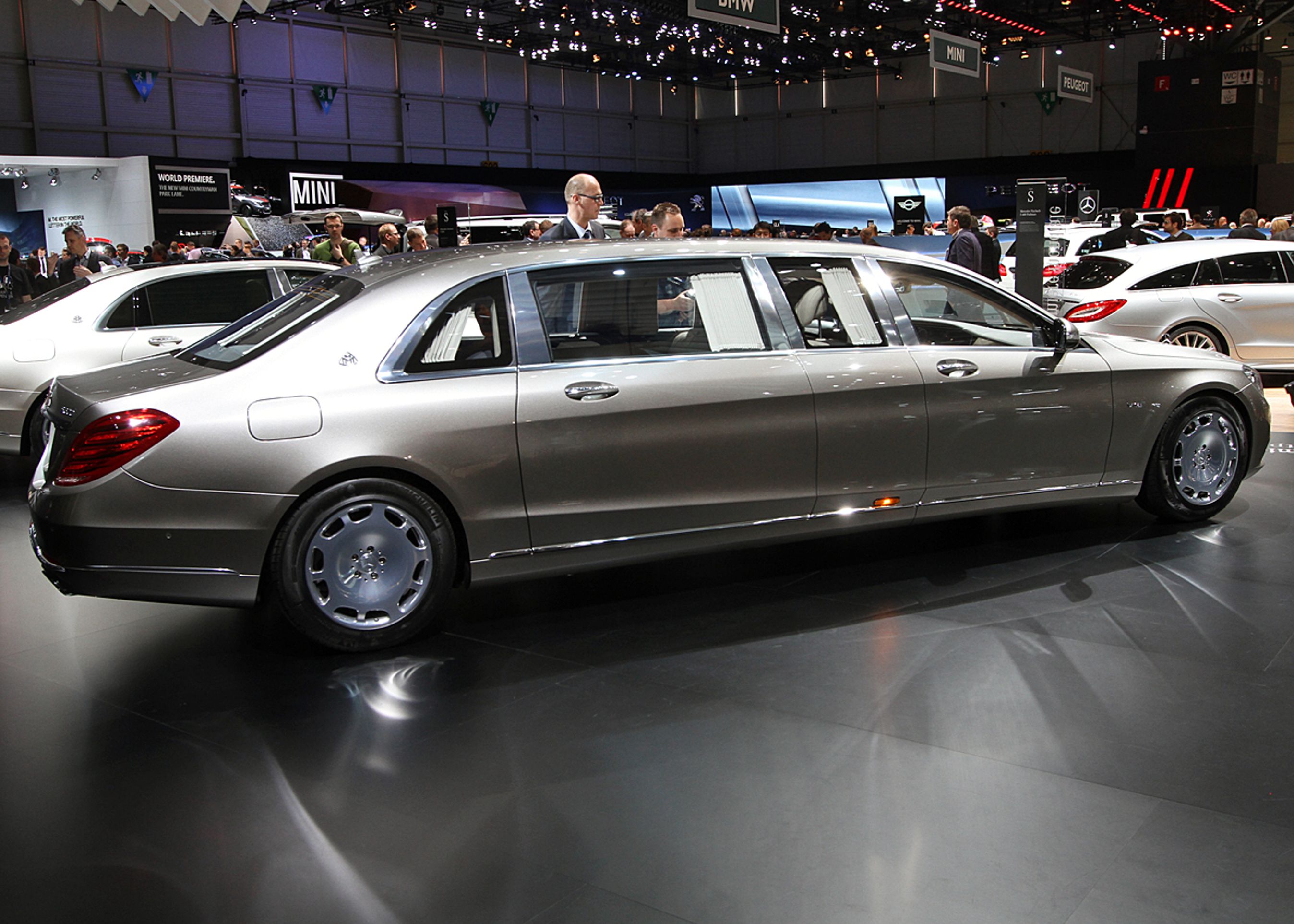 Mercedes-Maybach Pullman S600 er 6,5 meter lang, ca. halvanden meter længere end den almindelige S-klasse. Bilen er desuden gjort ti cm højere. Fotos: Torben Arent