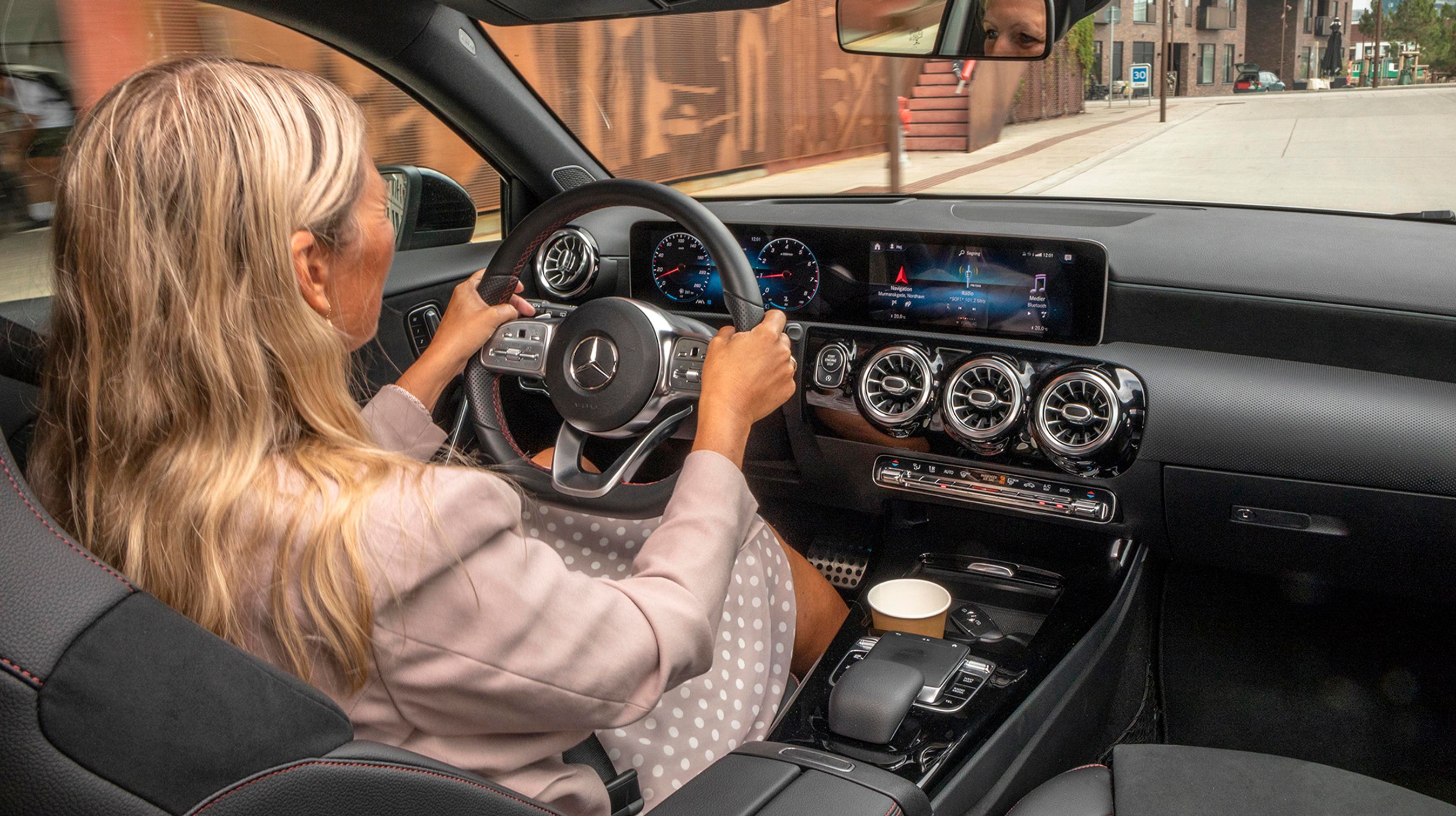 Man føler virkelig, at man sidder i en premiumbil. Sådan ser der ikke ud bag rattet i de fleste biler i den kompakte mellemklasse.