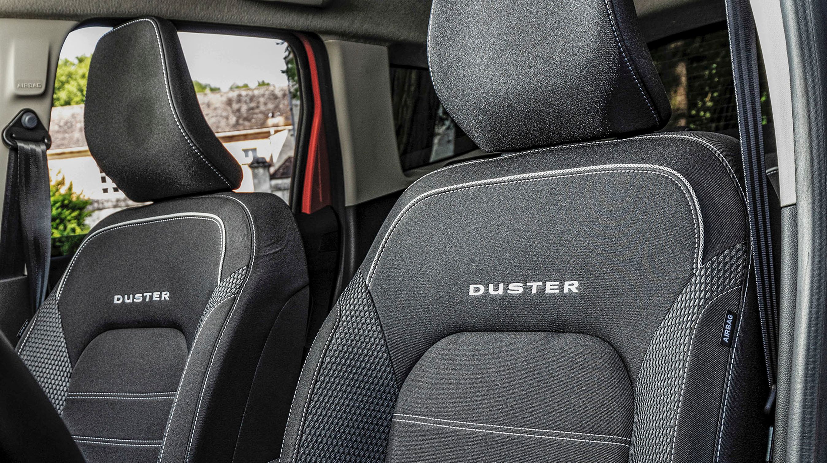 Forsæderne har fået nydesignet betræk, og hovedstøtterne er fornyet. De virker rare og kan komme tilpas tæt til hovedet.