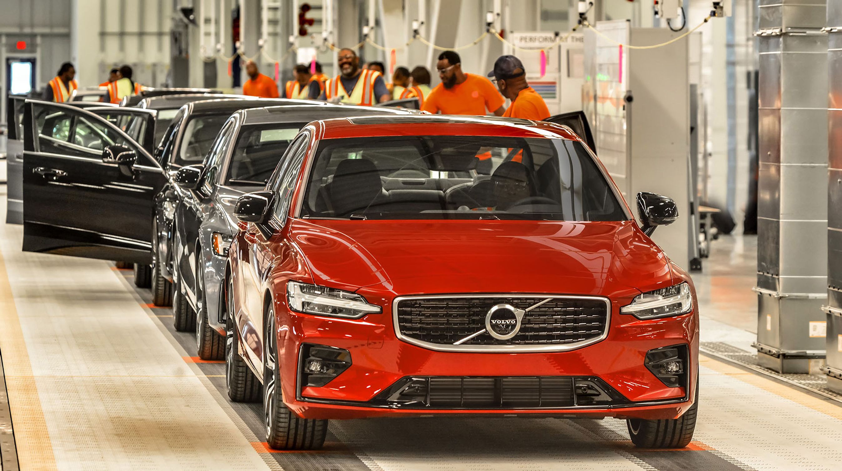 Den nye Volvo S60 bygges på en helt nyanlagt fabrik i South Carolina, USA. Her ruller den første S60 af samlebåndet.