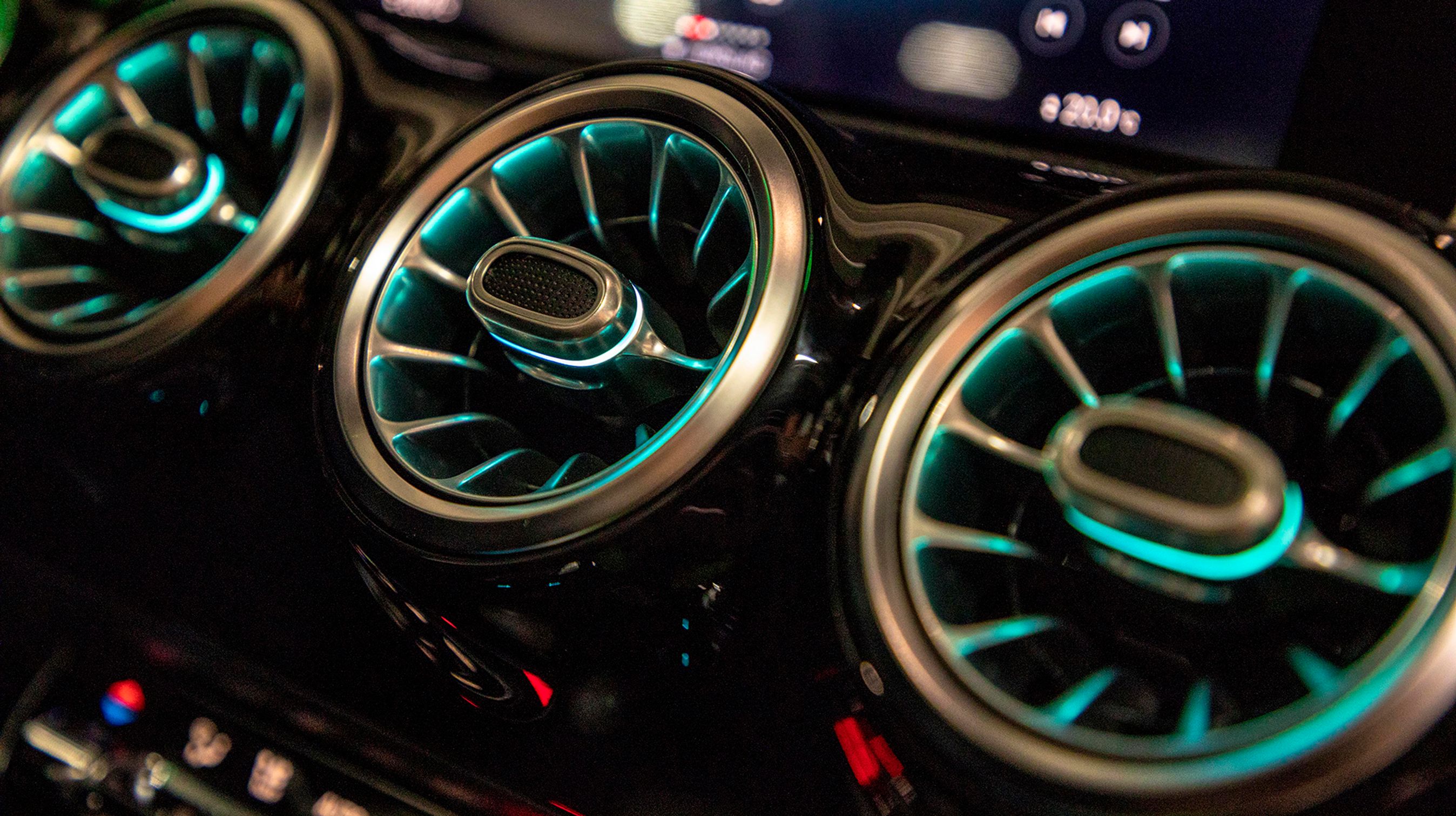 Lyset i friskluftdyserne kan indstilles i forskellige 64 farver. Sjovt!